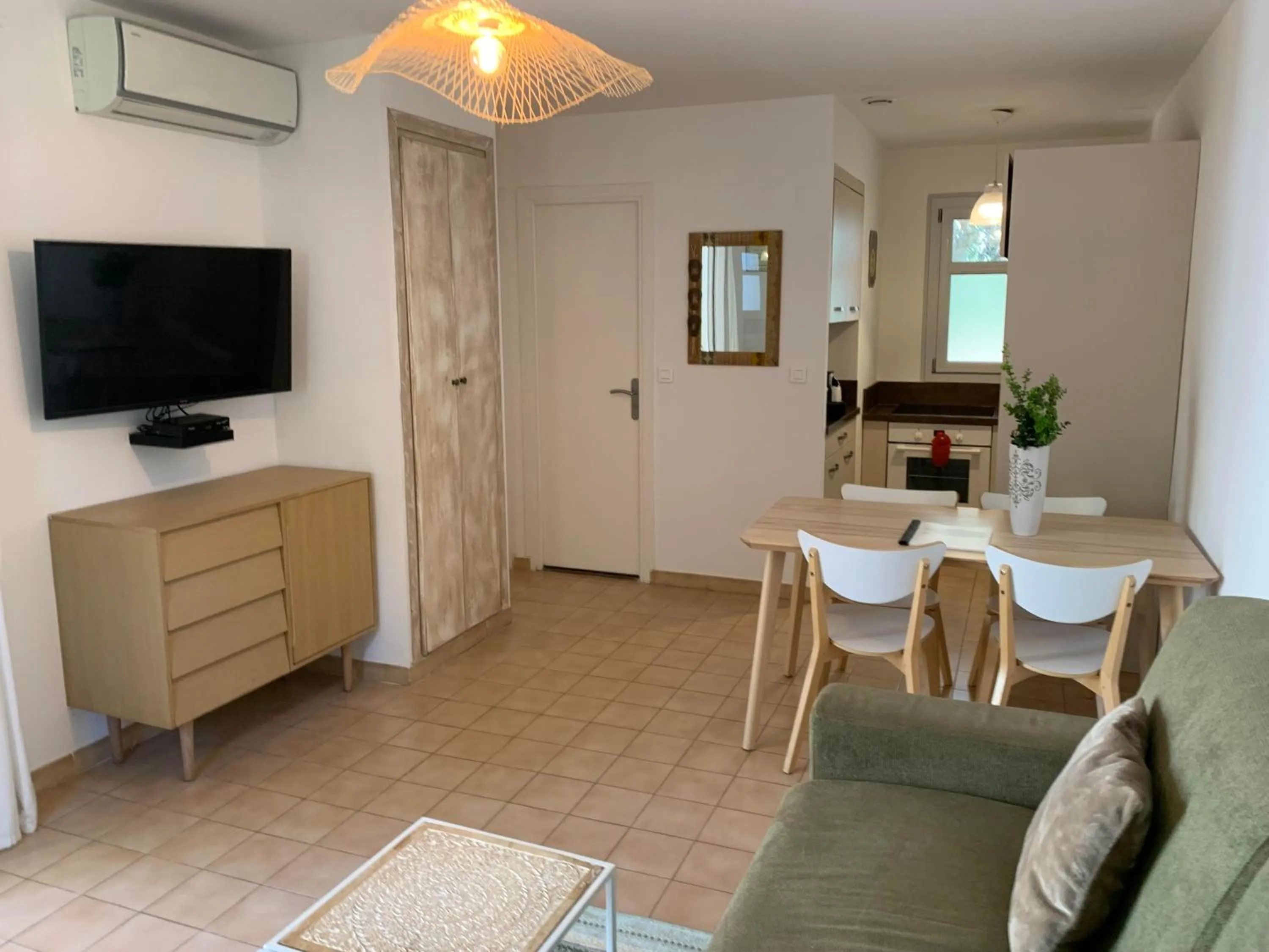 TV and multimedia in Les Pins de Santa Giulia