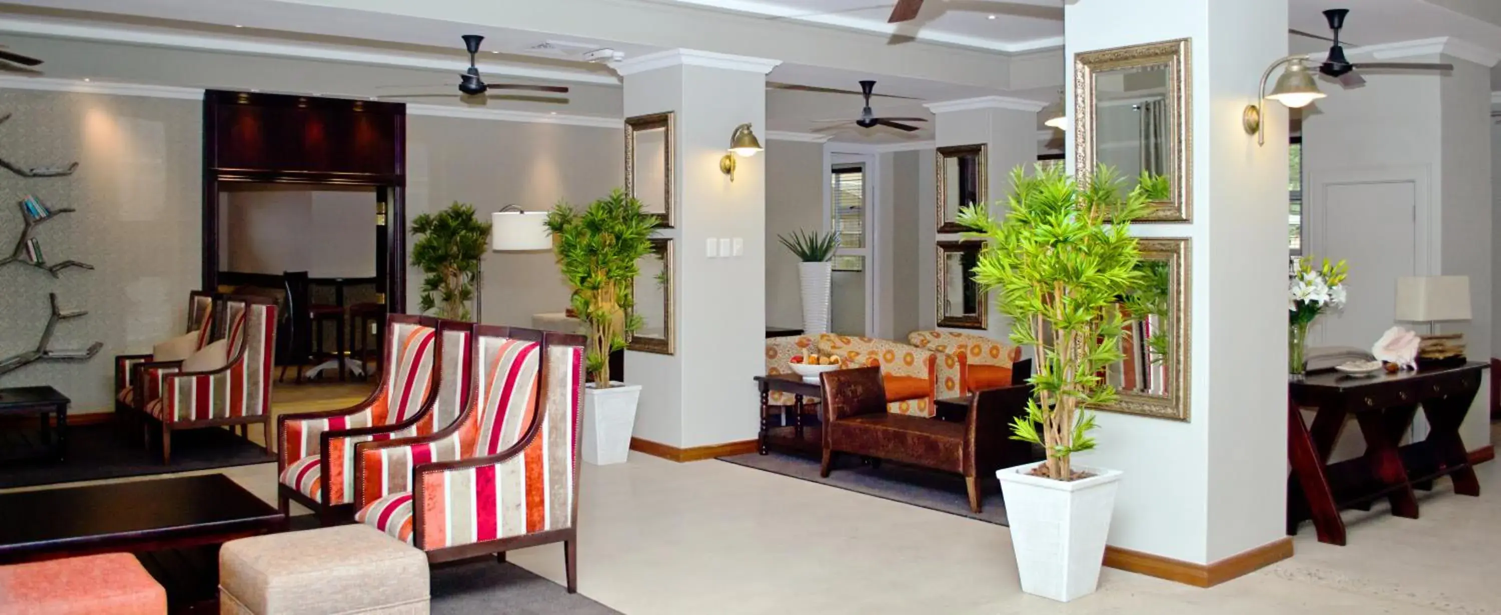 Lounge or bar in Umthunzi Hotel and Conference Lounge or bar in Umthunzi Hotel and Conference