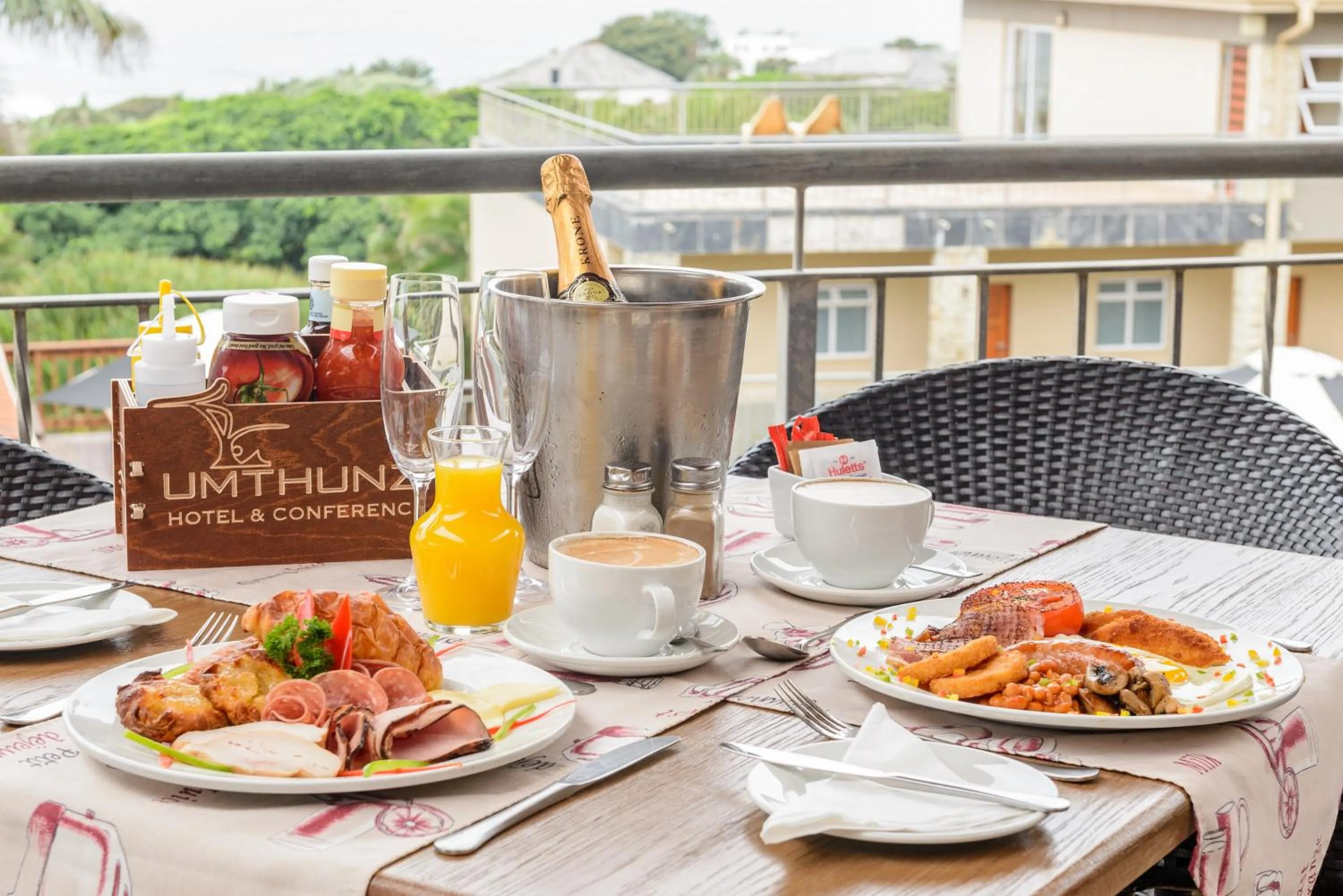 Restaurant/places to eat in Umthunzi Hotel and Conference