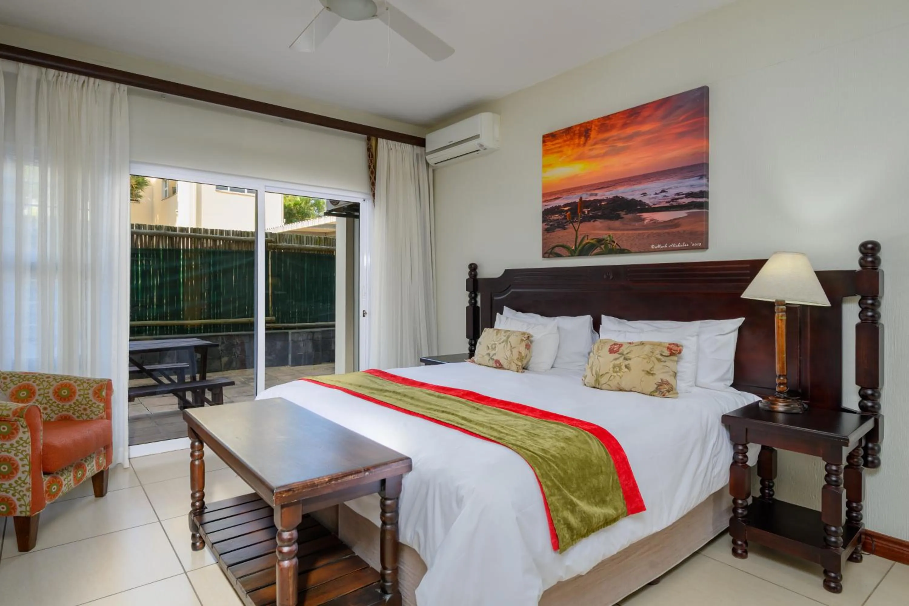 Bedroom, Bed in Umthunzi Hotel and Conference