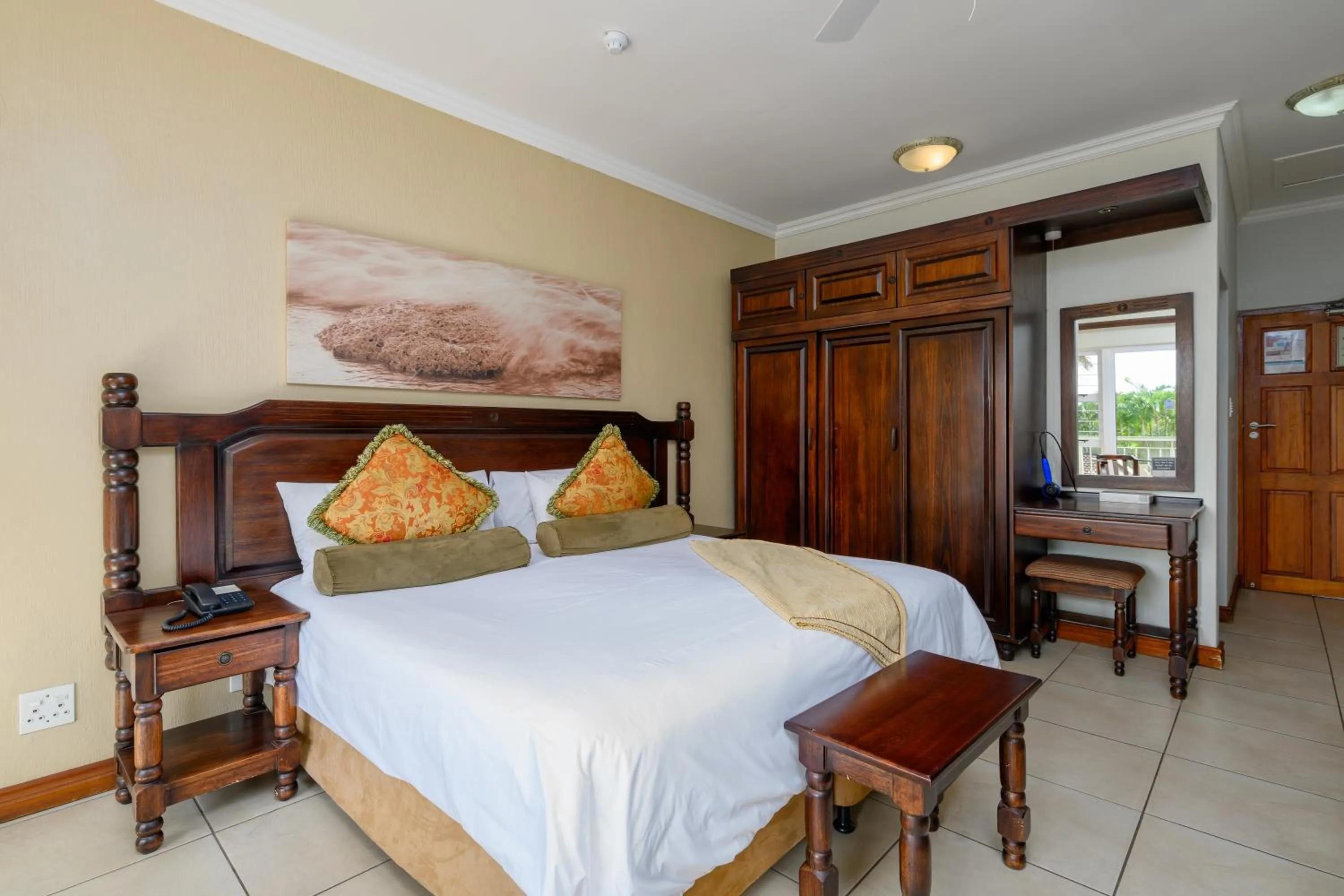Bedroom, Bed in Umthunzi Hotel and Conference