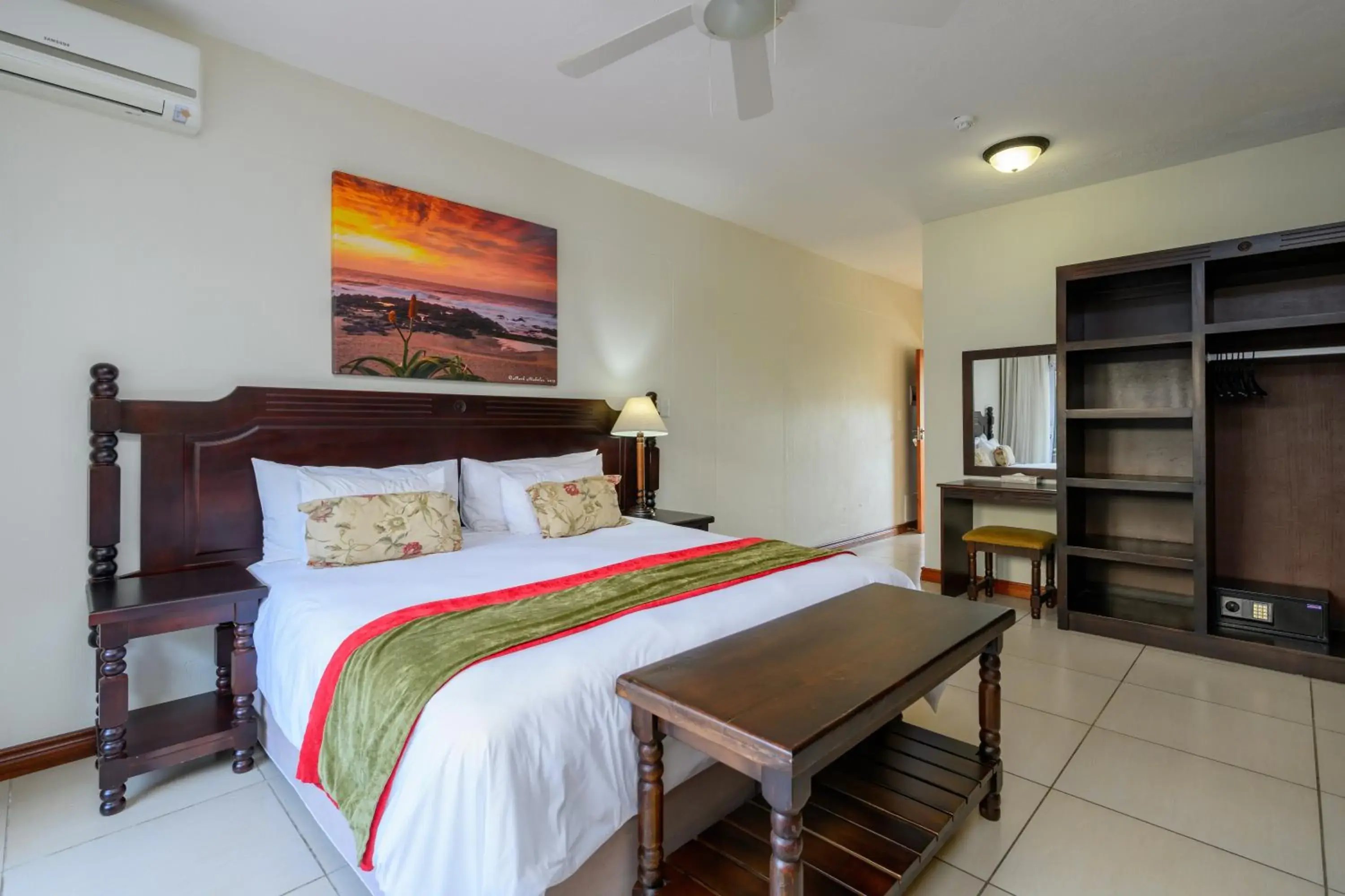 Bedroom, Bed in Umthunzi Hotel and Conference Bedroom, Bed in Umthunzi Hotel and Conference