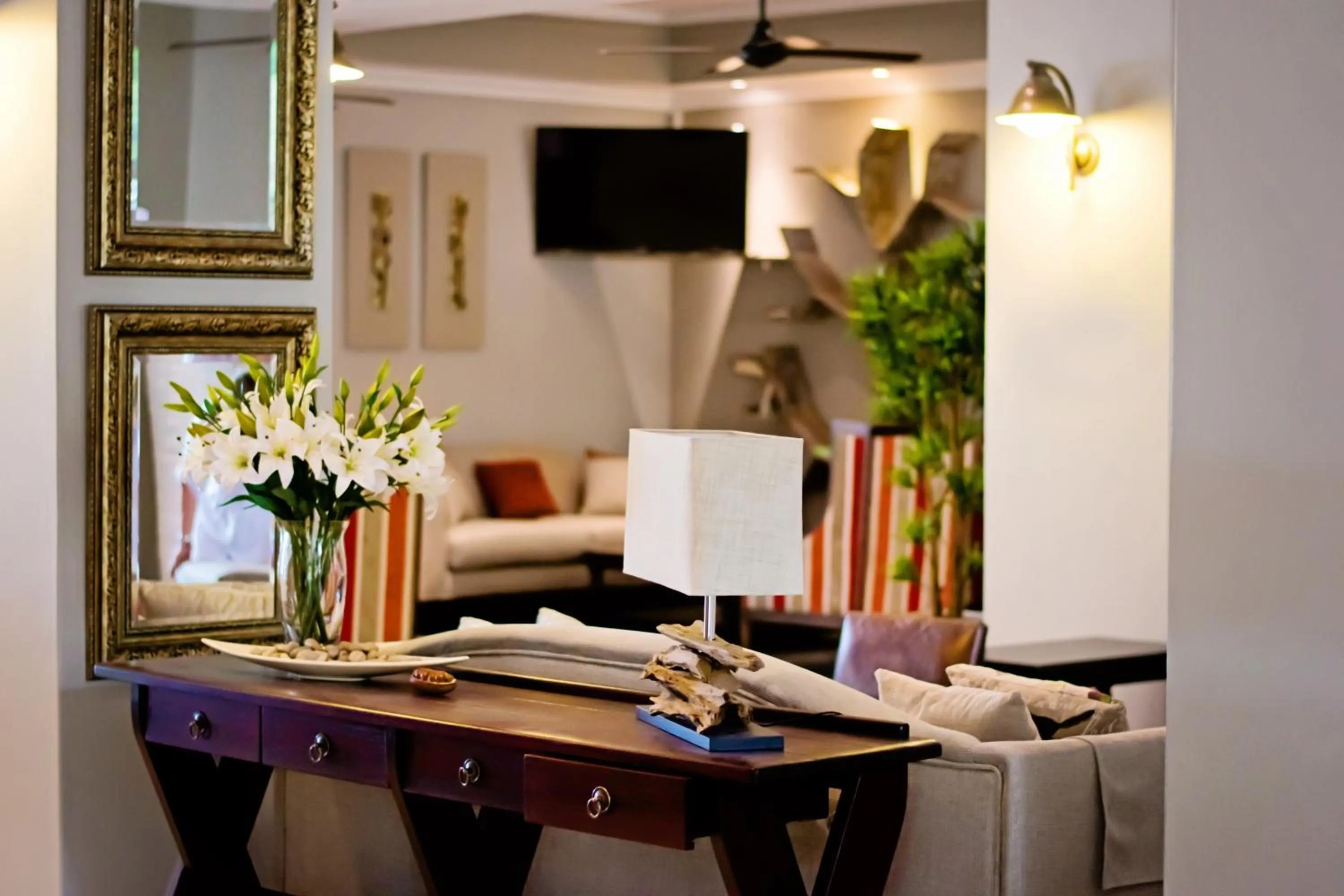 Communal lounge/ TV room in Umthunzi Hotel and Conference