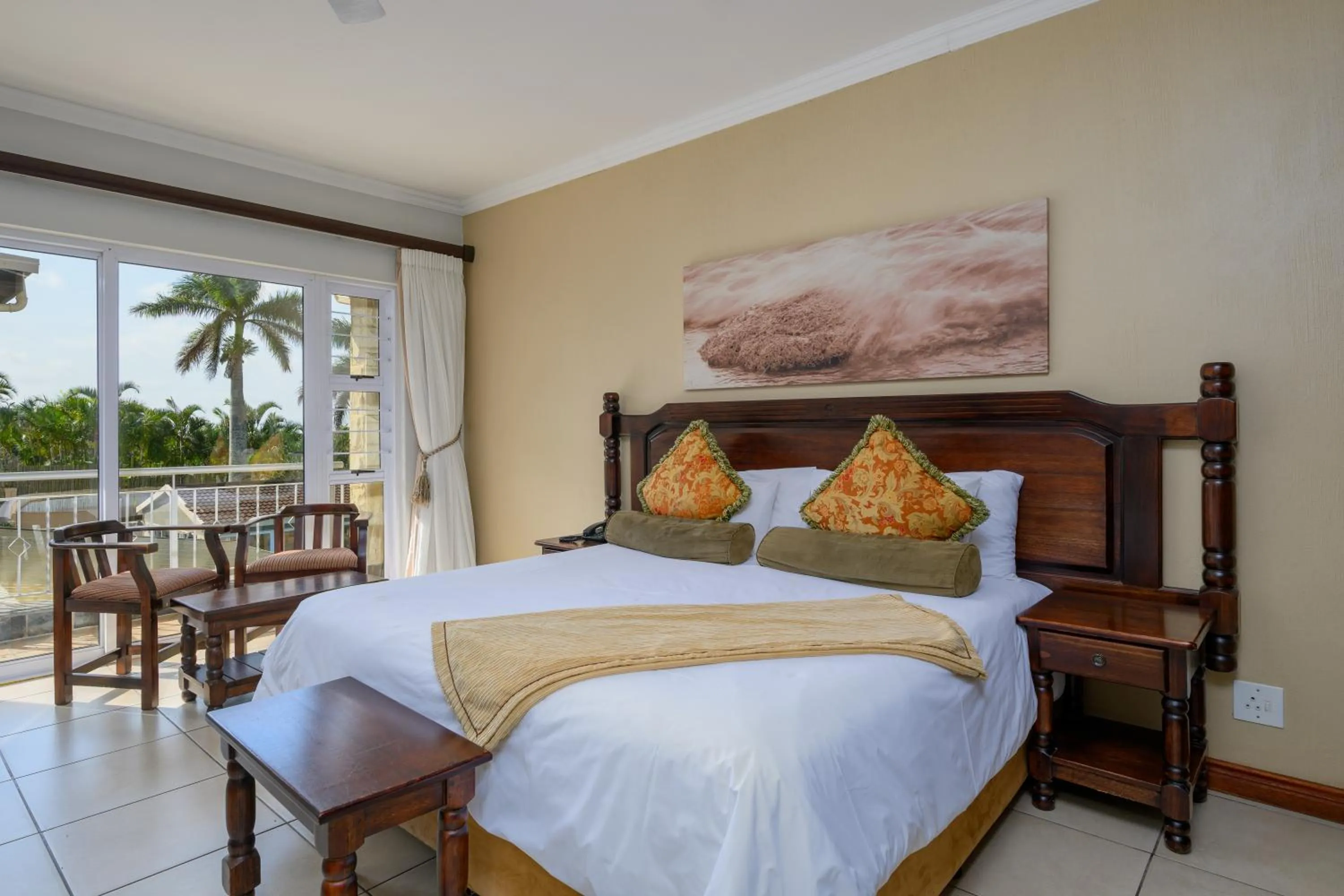 Bedroom, Bed in Umthunzi Hotel and Conference