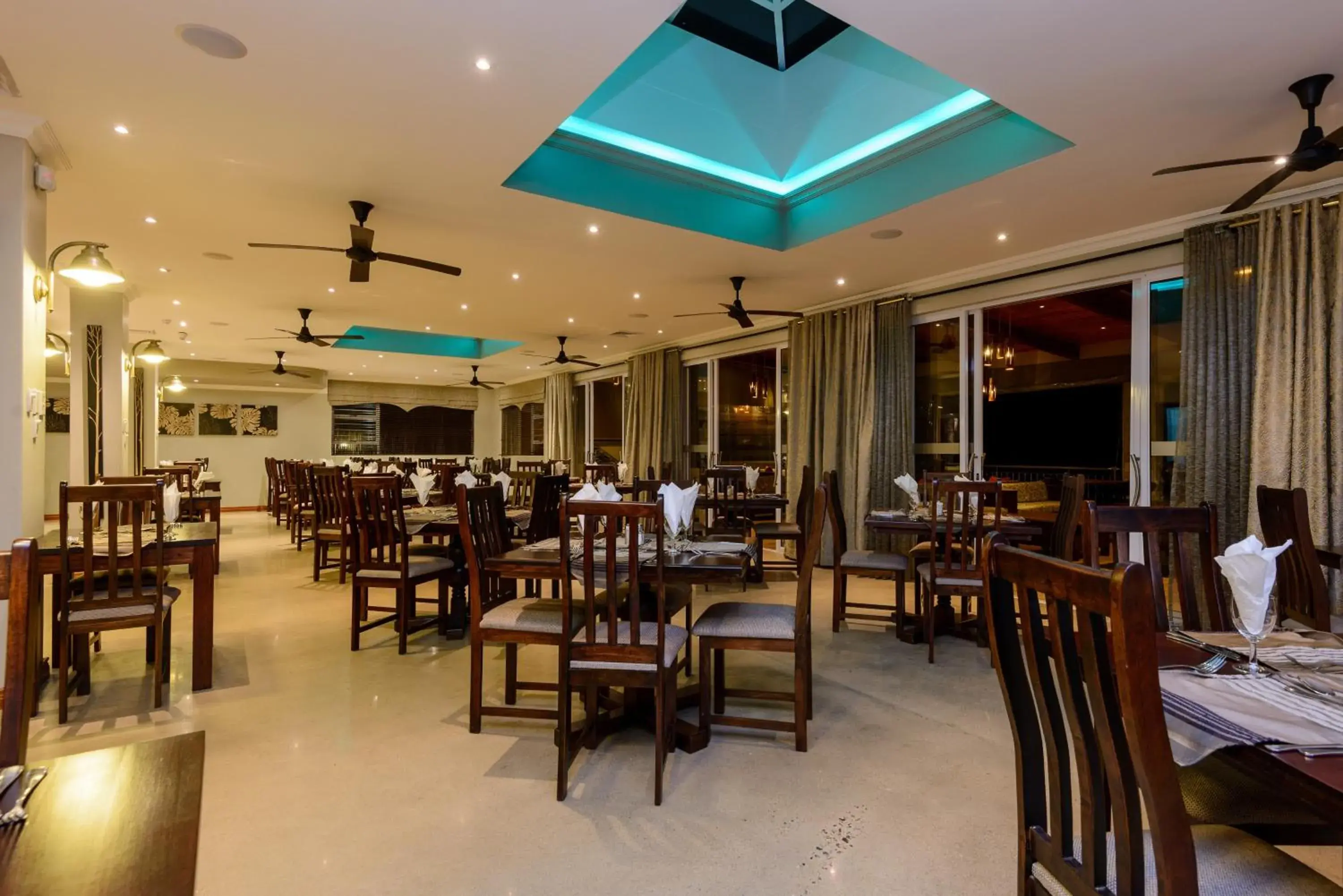 Restaurant/places to eat in Umthunzi Hotel and Conference Restaurant/places to eat in Umthunzi Hotel and Conference