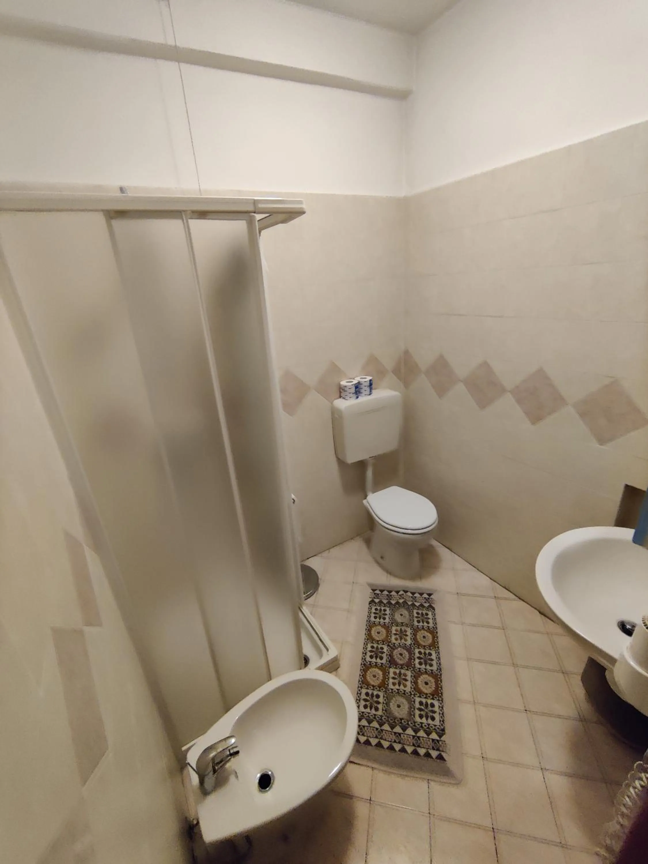 Shower in Albergo Baffo
