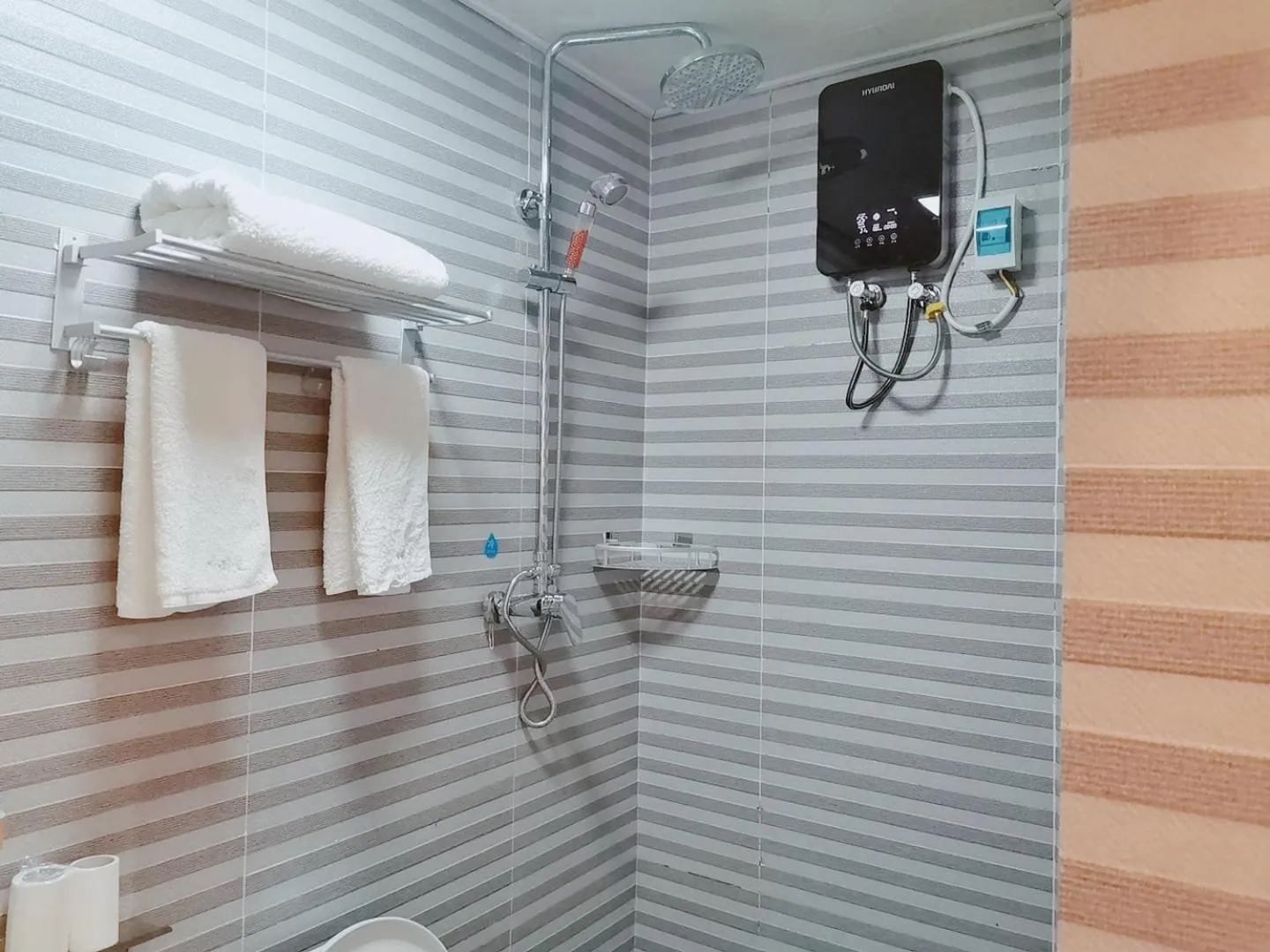 Shower in Zhangjiajie Tingyutang Little Yard