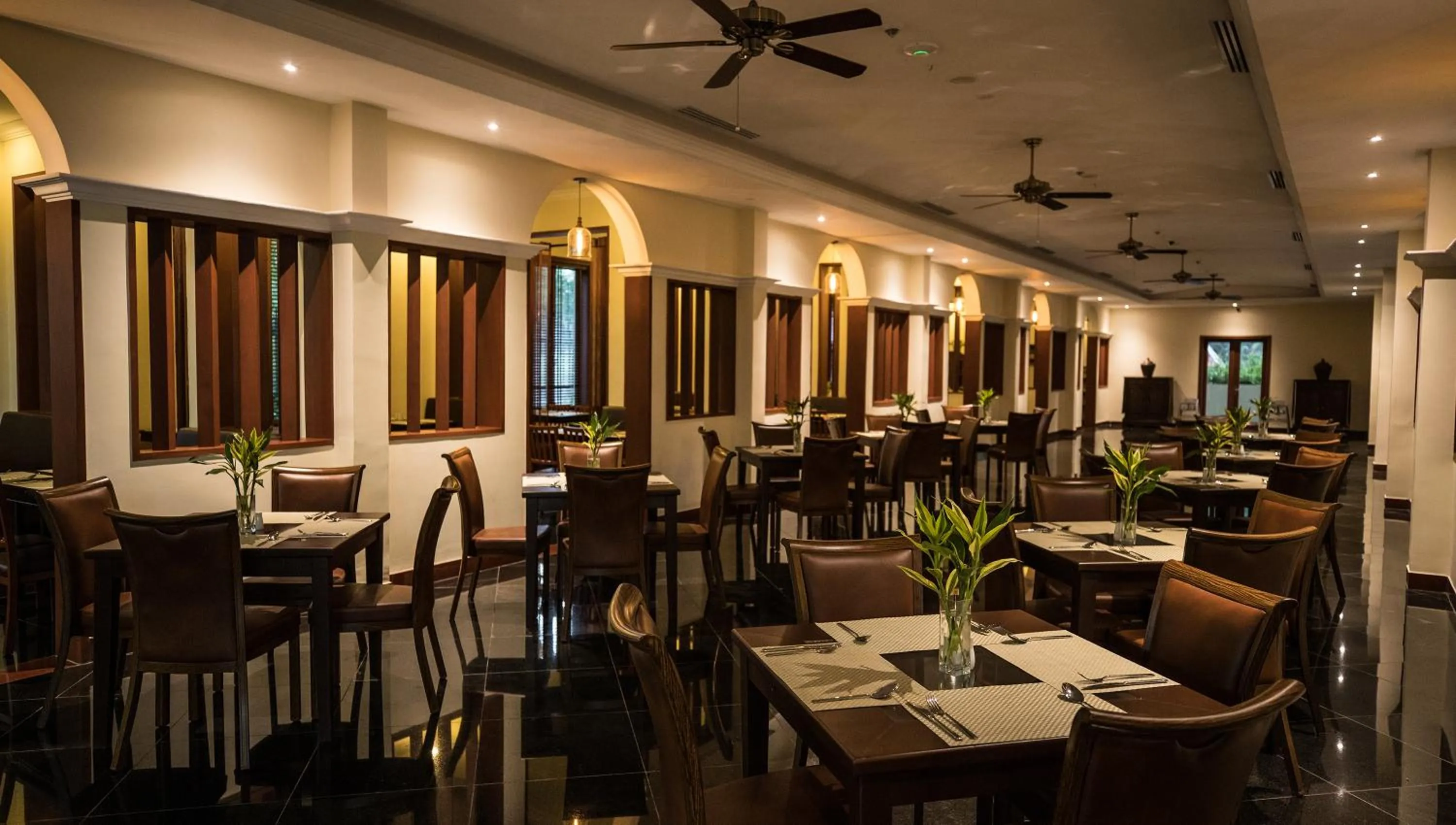 Restaurant/places to eat in Hotel De La Renaissance