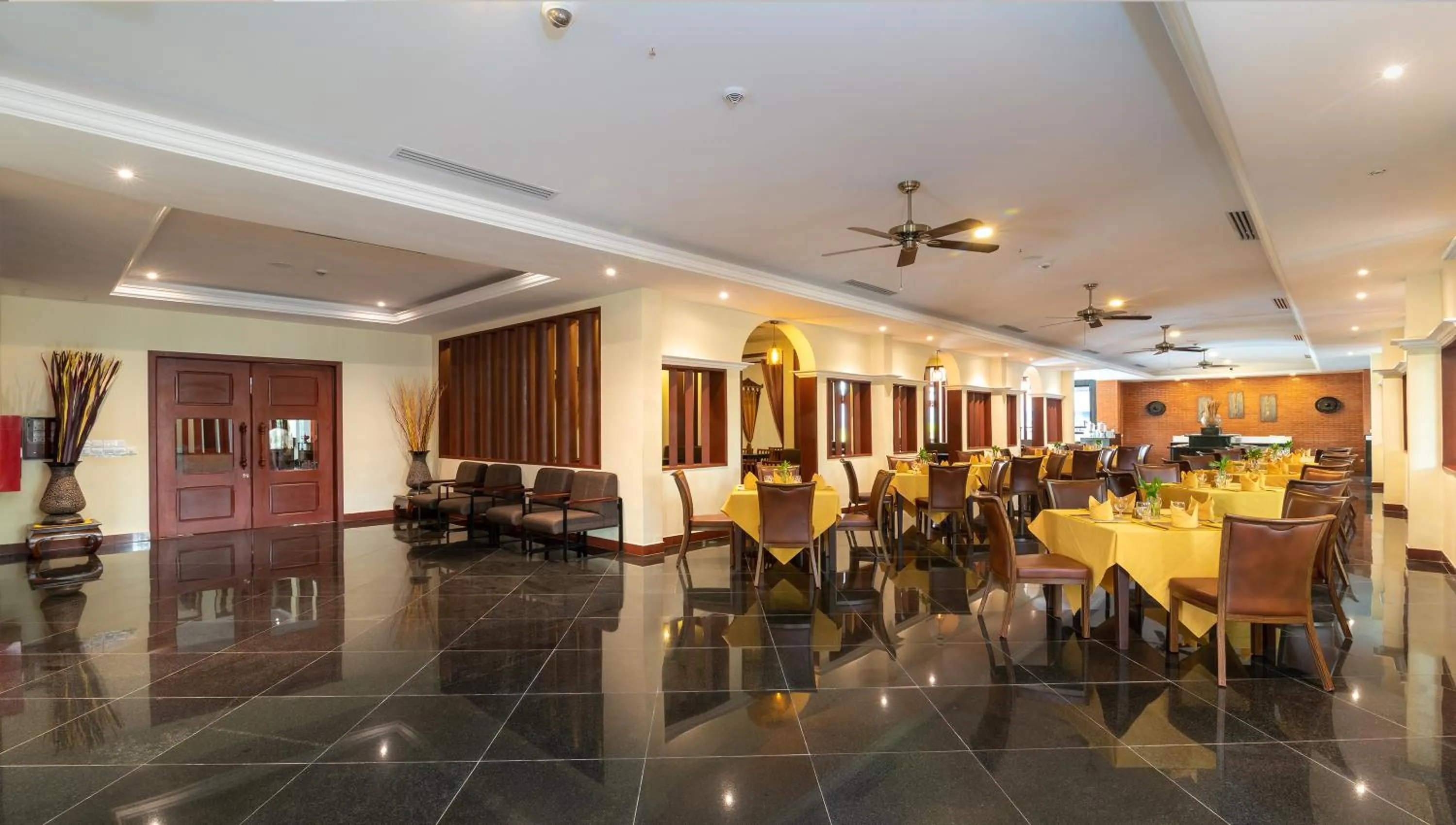 Restaurant/places to eat in Hotel De La Renaissance