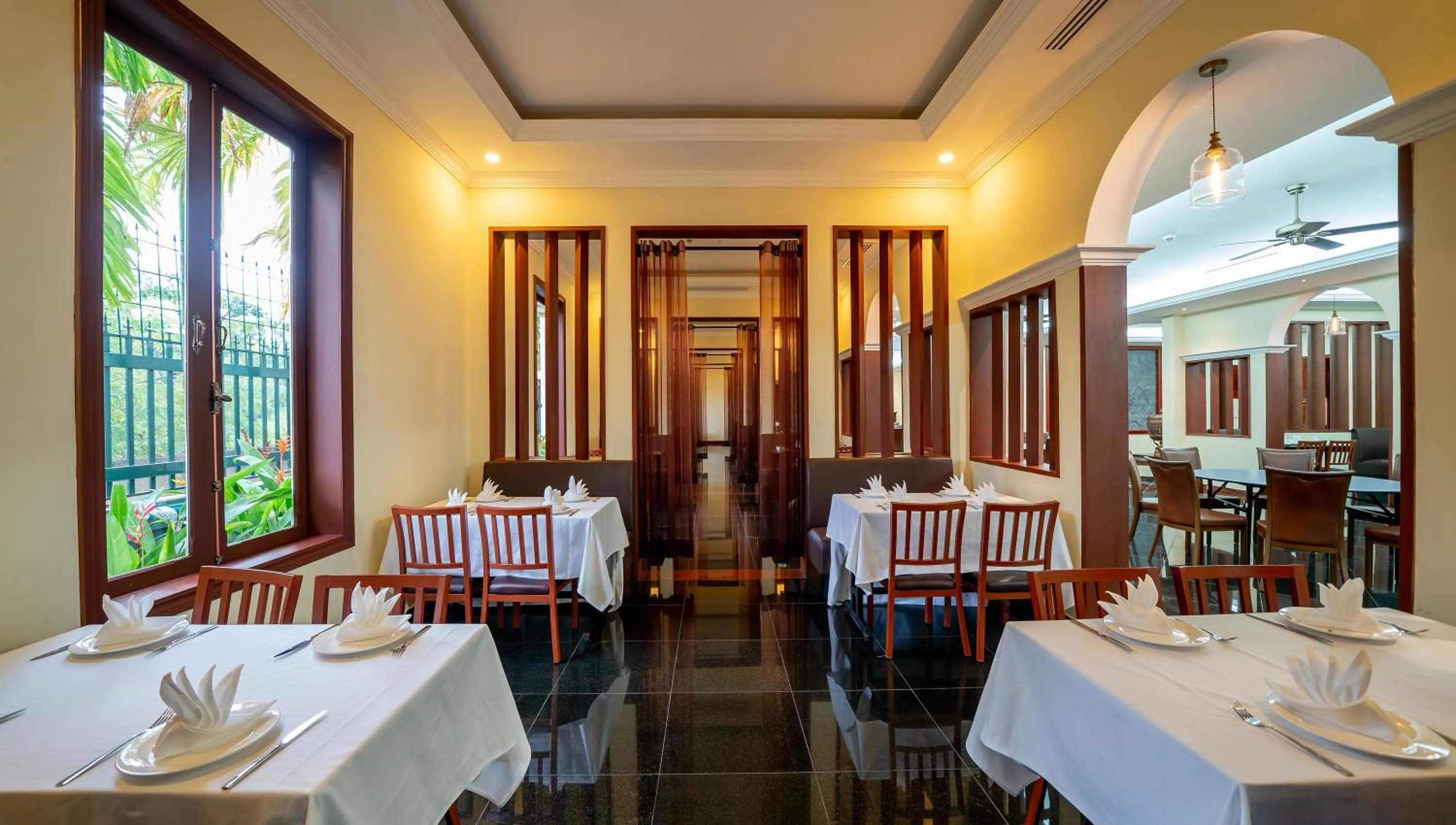 Restaurant/places to eat in Hotel De La Renaissance