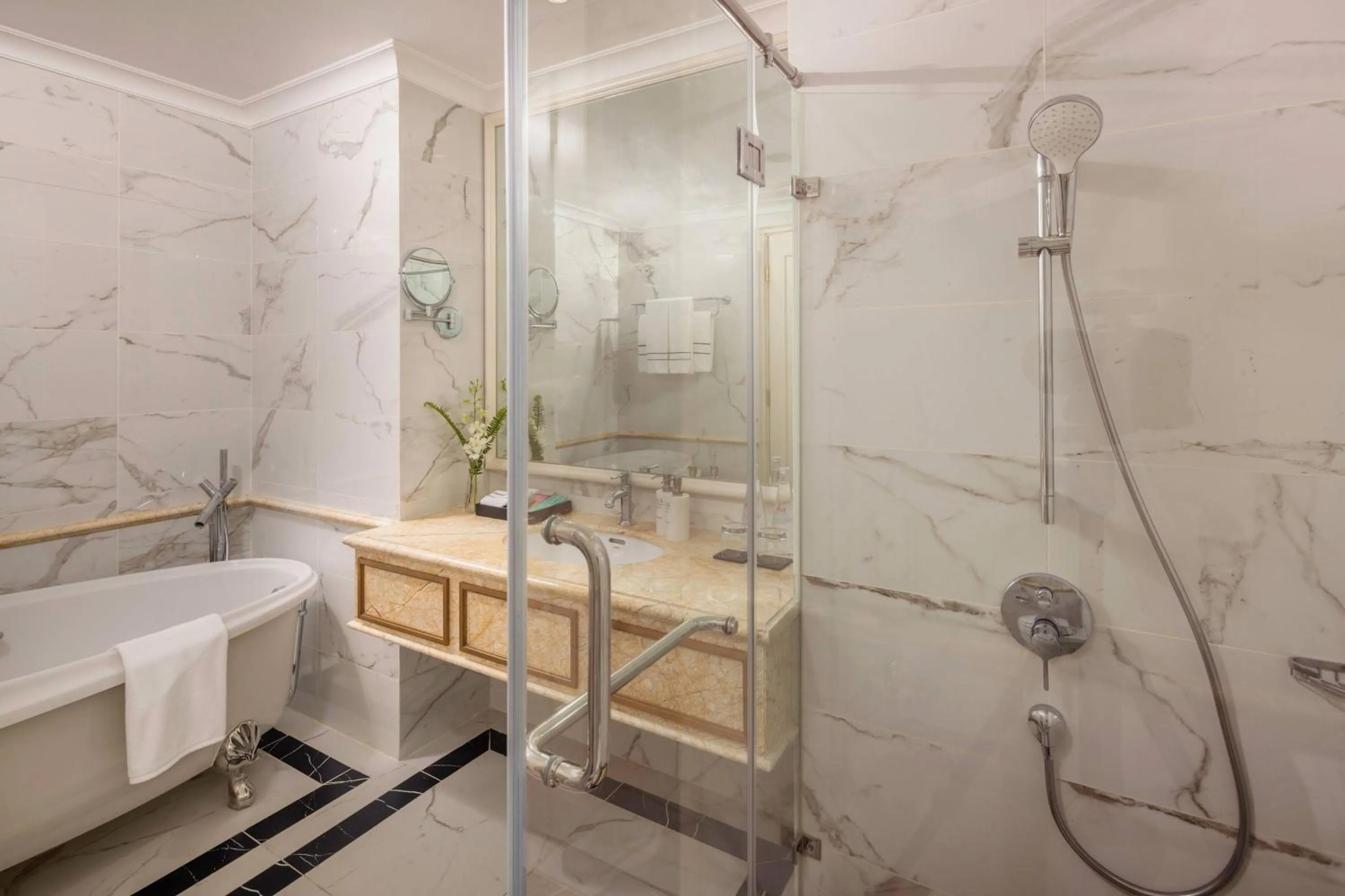 Shower in Meliá Vinpearl Phu Ly