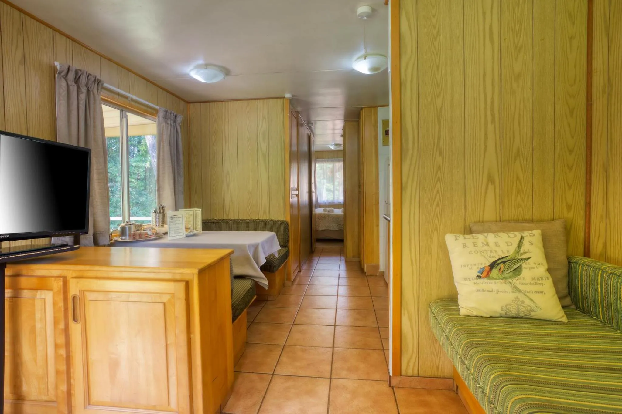 Living room, Bed in Merry Pebbles Resort