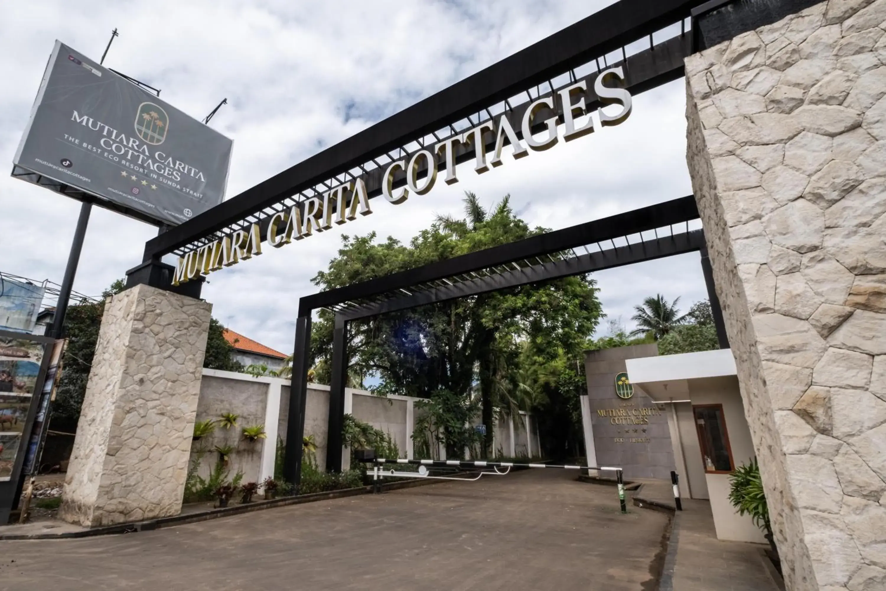 Property building in Mutiara Carita Cottages Property building in Mutiara Carita Cottages