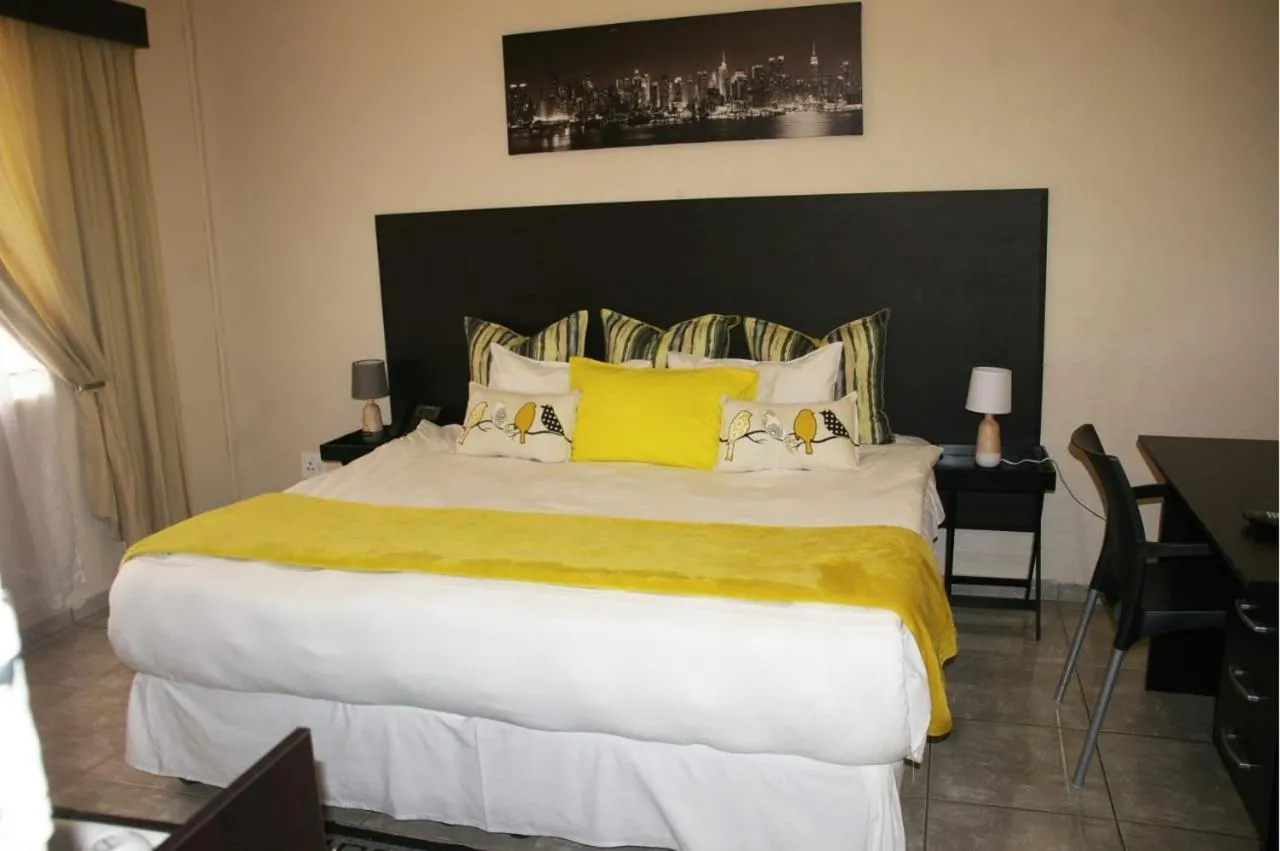 Deluxe Double Room with Shower in Savannah Guest House