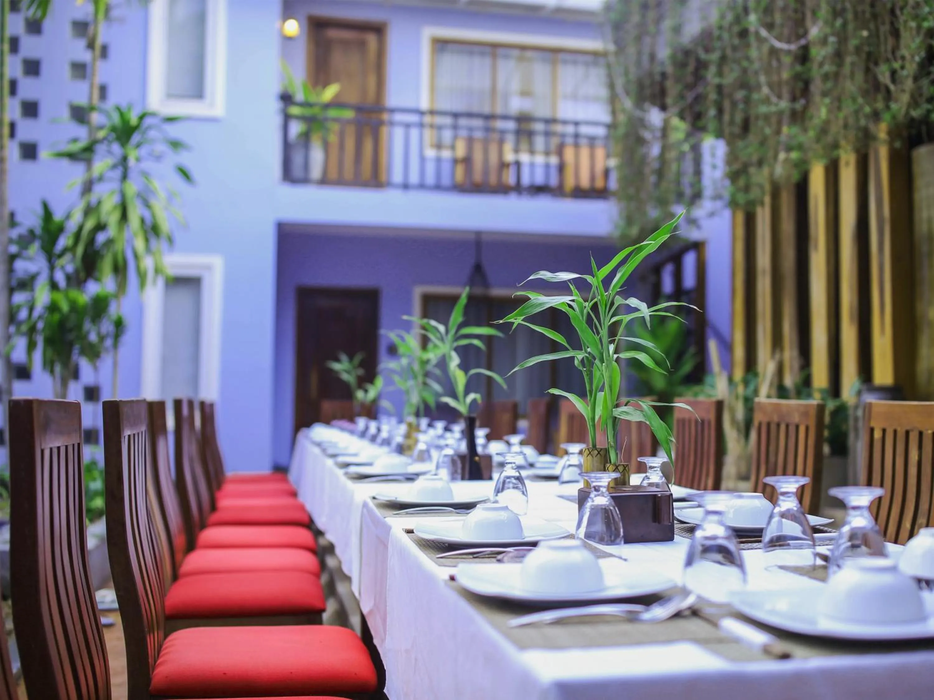 Restaurant/places to eat in Cheata Residence