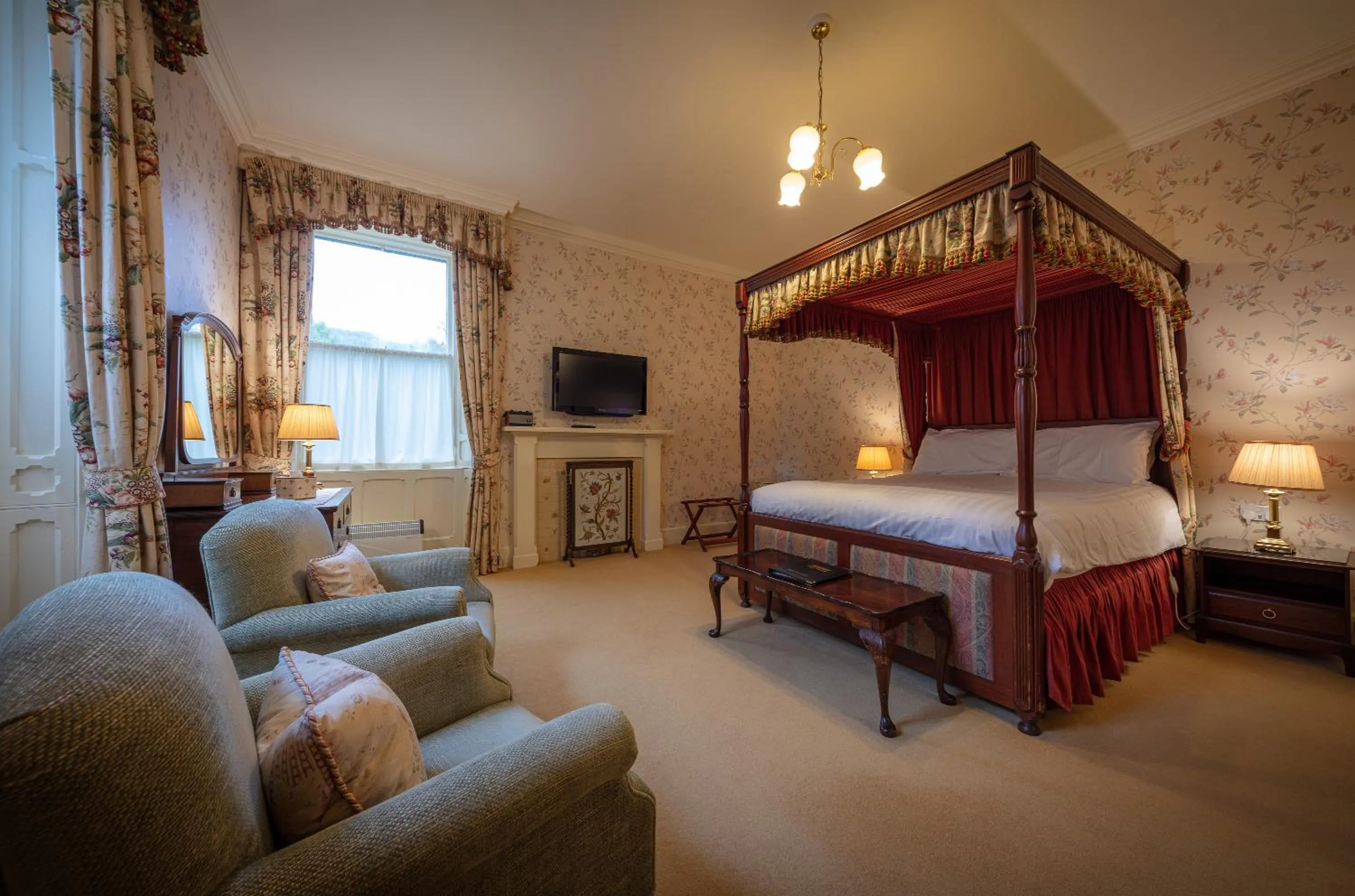 Bedroom, Bed in Glengarry Castle Hotel