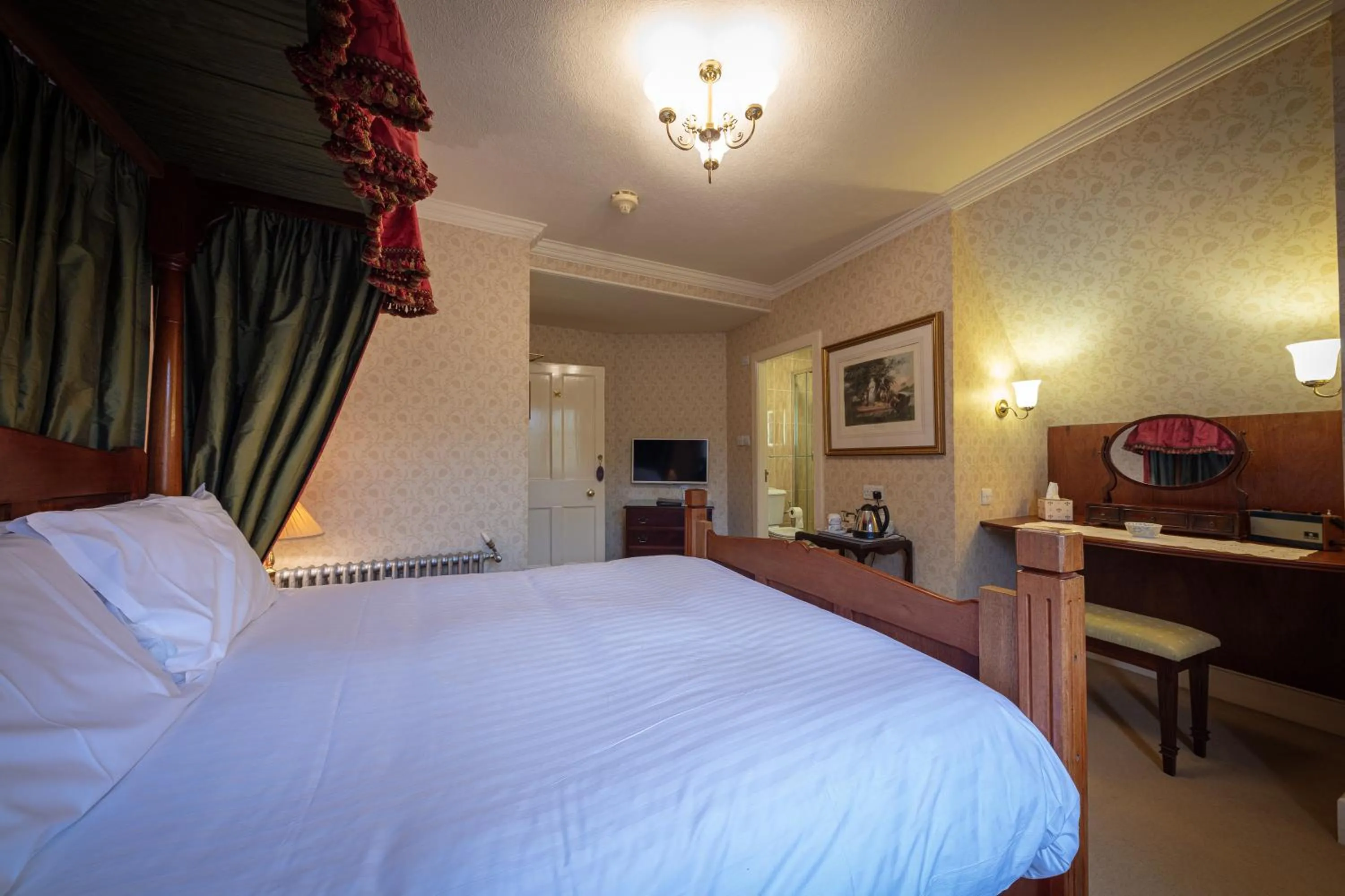 Bedroom, Bed in Glengarry Castle Hotel