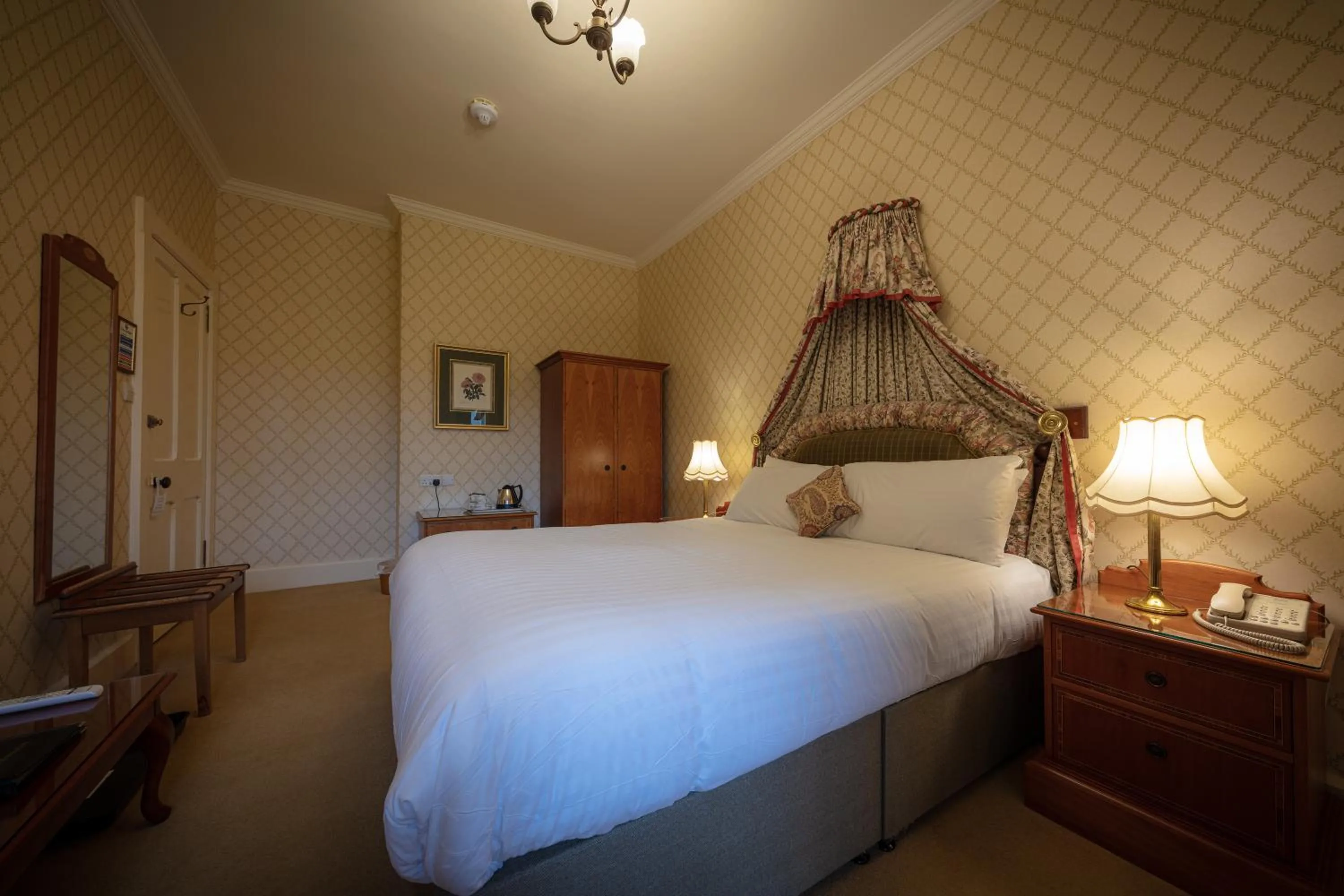 Bedroom, Bed in Glengarry Castle Hotel