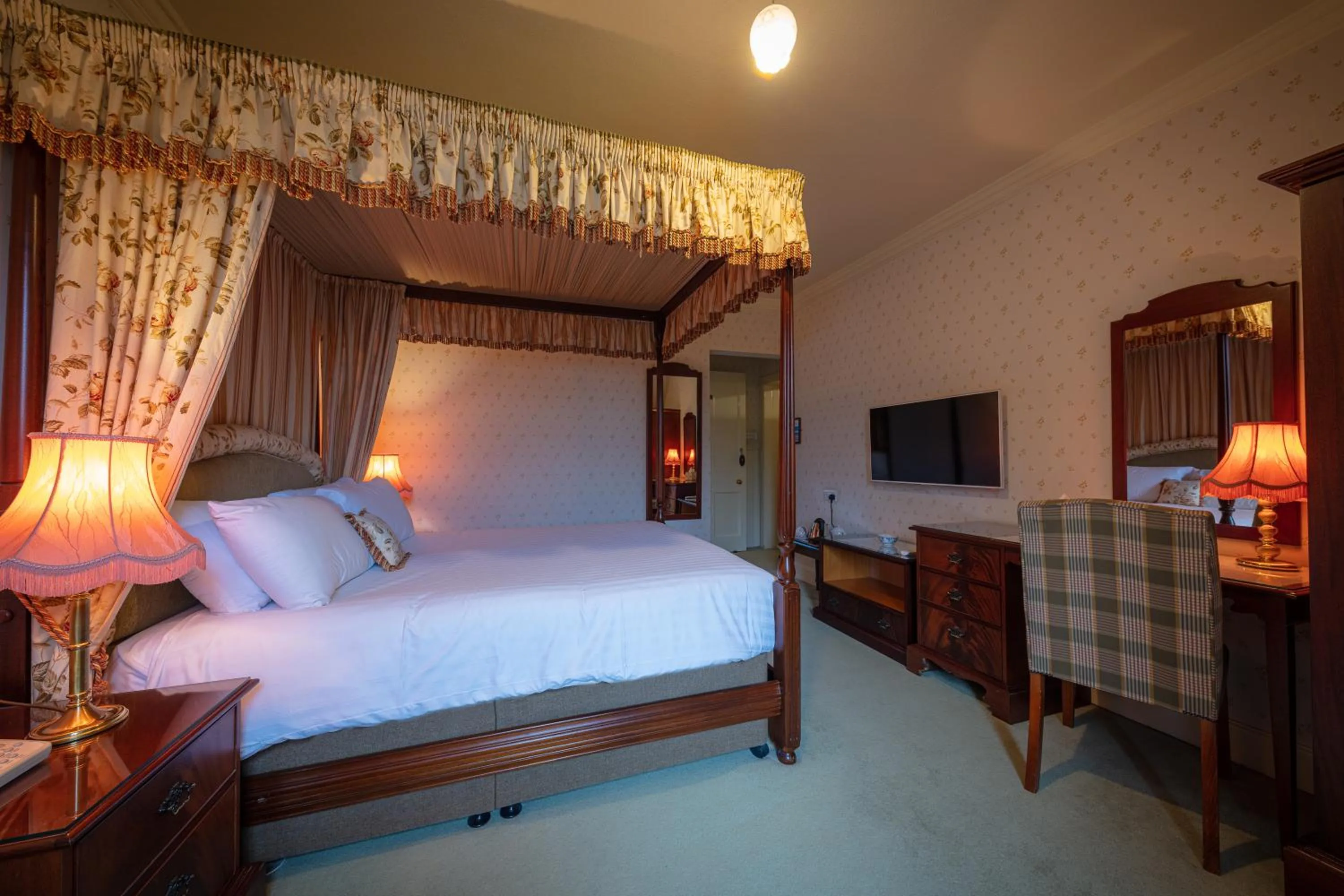Bedroom, Bed in Glengarry Castle Hotel