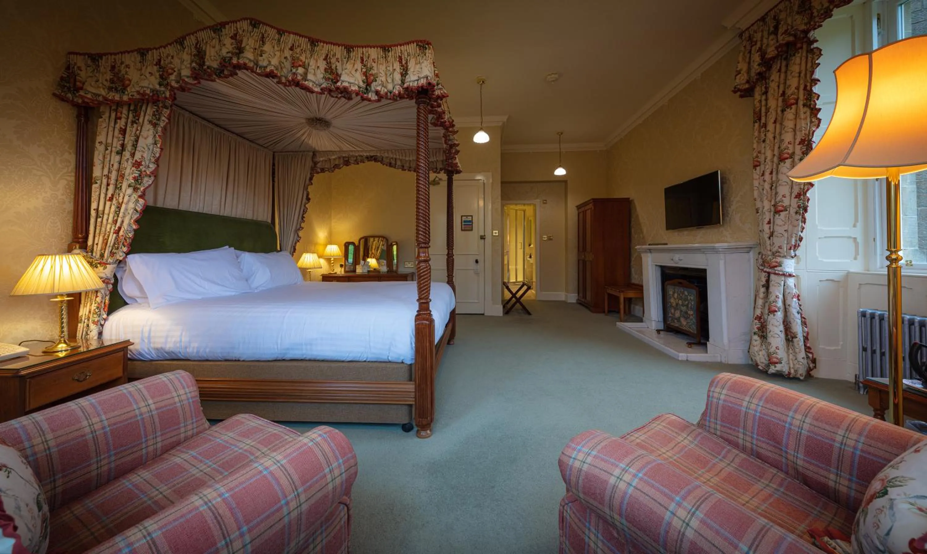 Bedroom, Bed in Glengarry Castle Hotel
