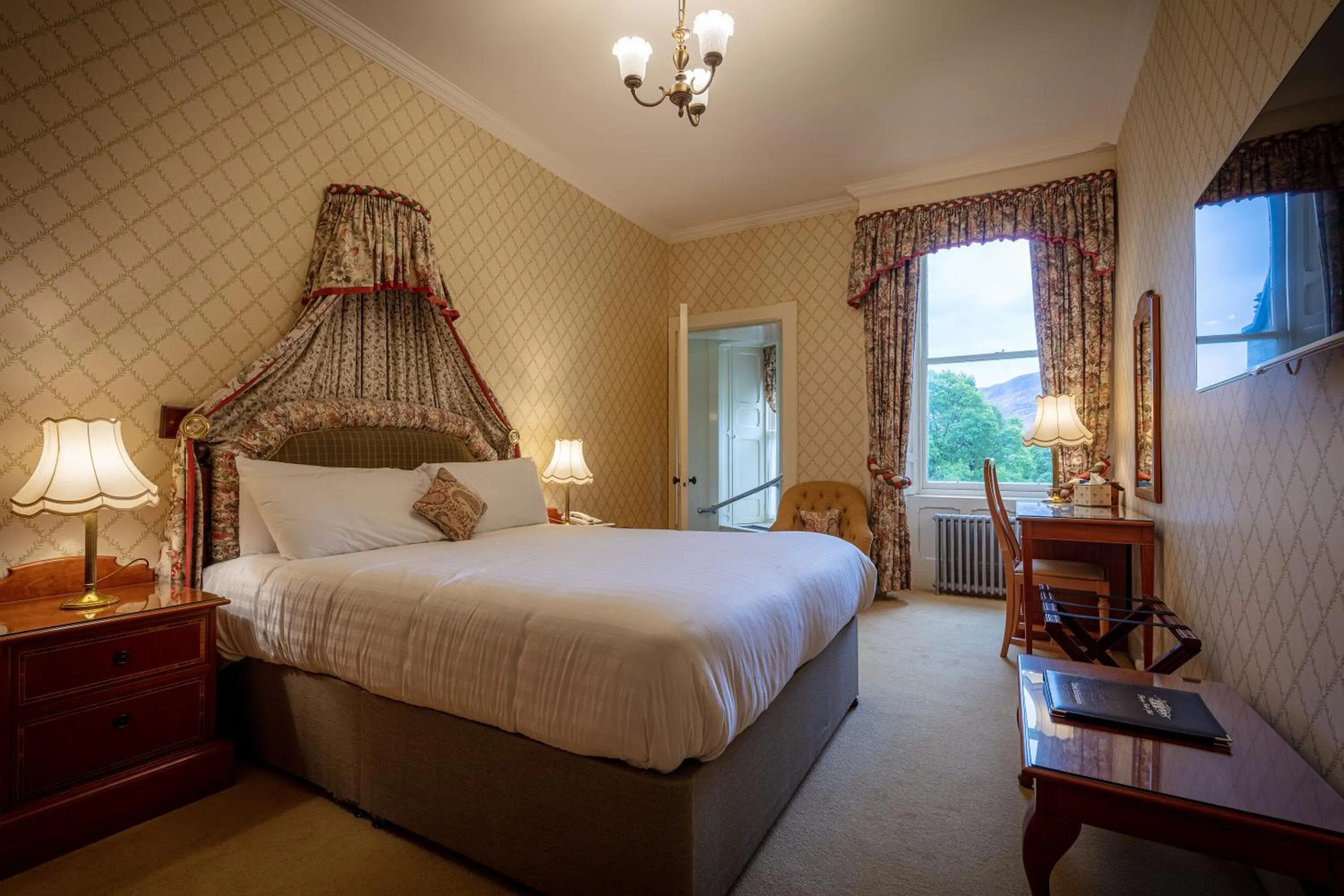Bedroom, Bed in Glengarry Castle Hotel