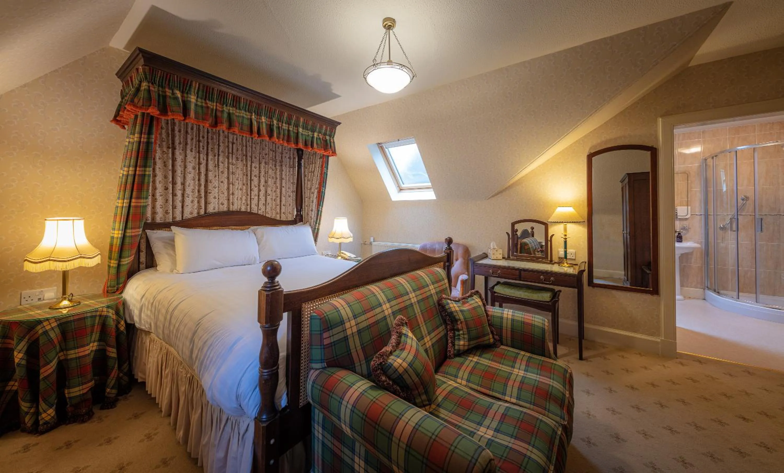 Bedroom, Bed in Glengarry Castle Hotel