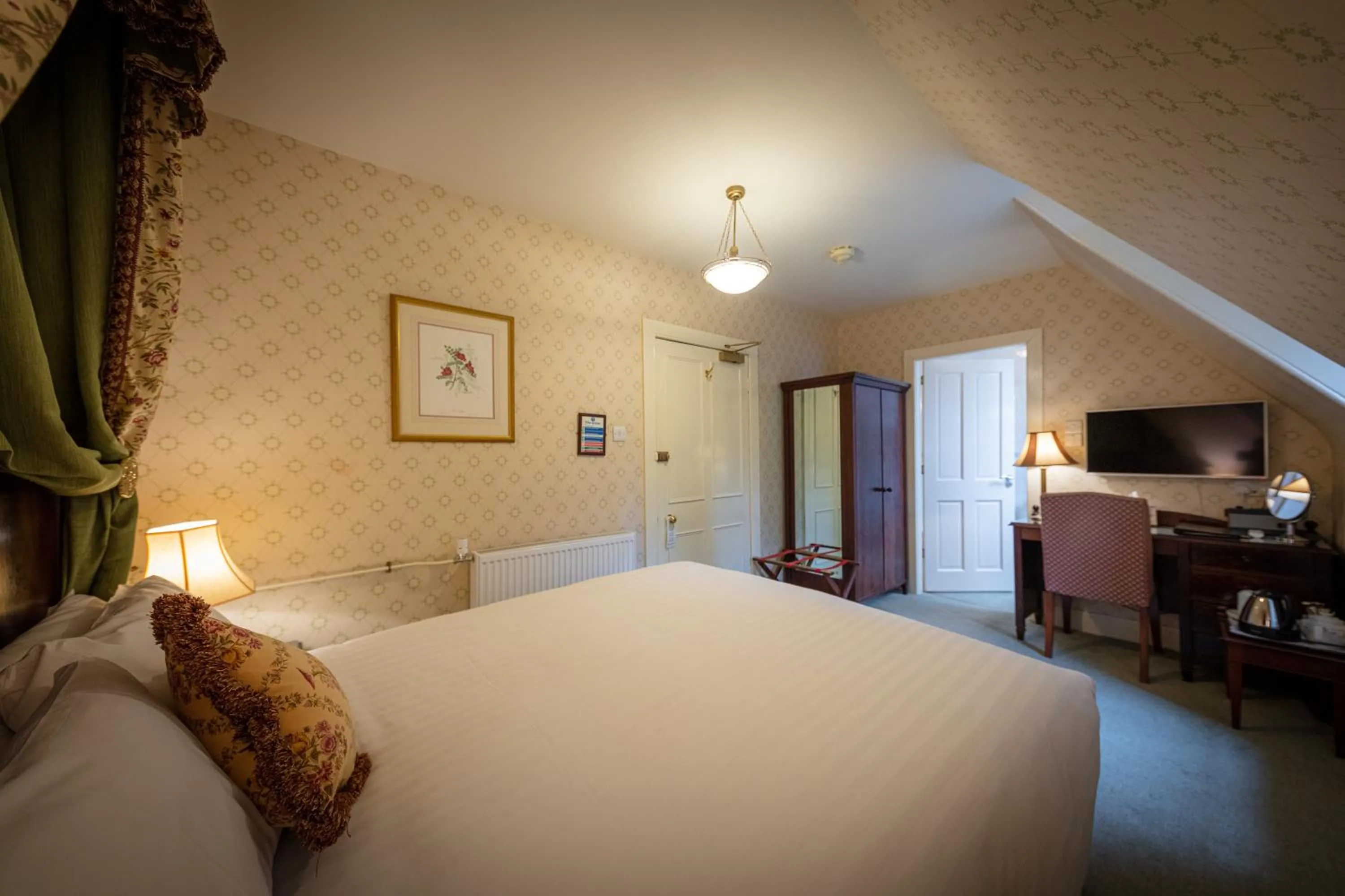 Bedroom, Bed in Glengarry Castle Hotel