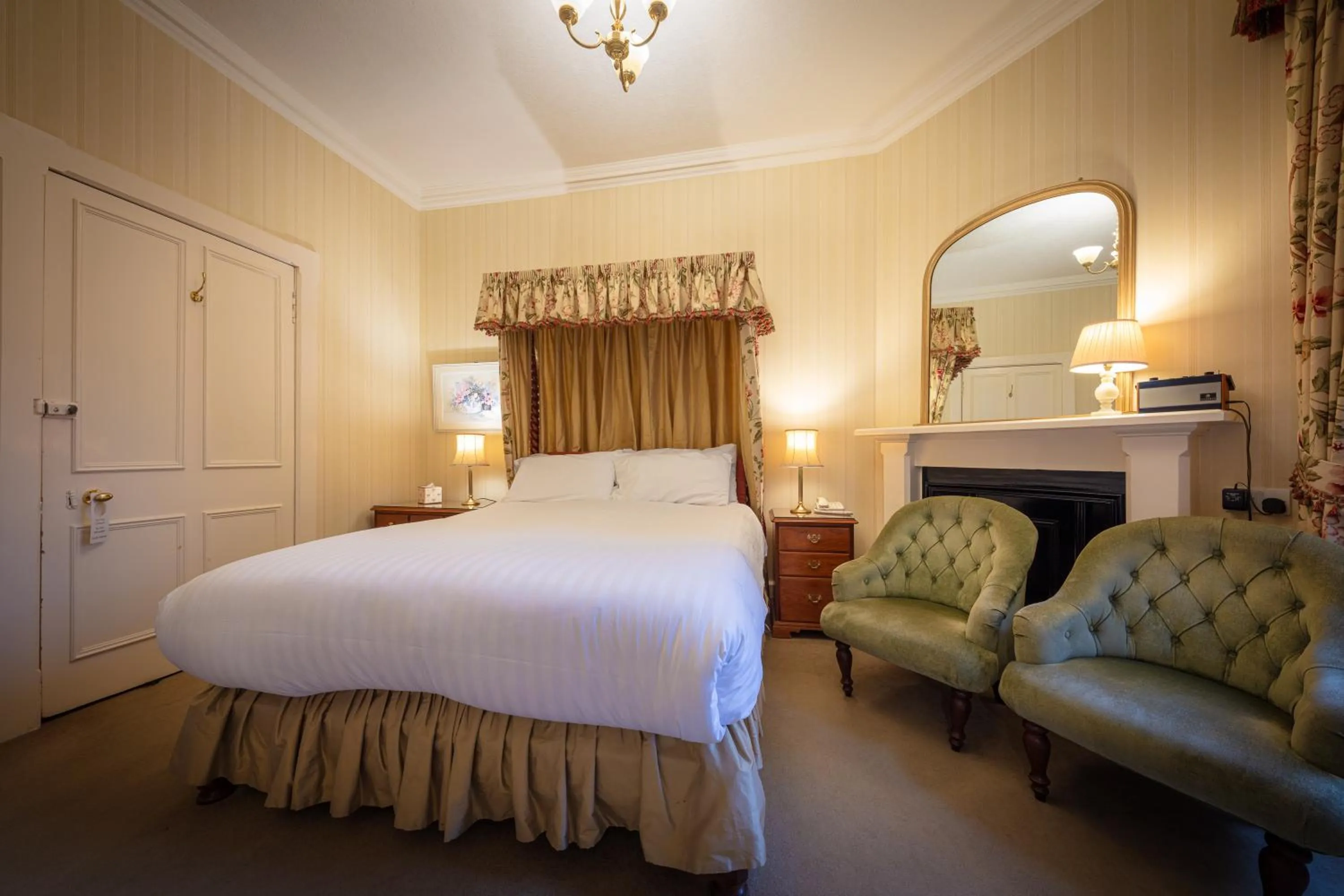Bedroom, Bed in Glengarry Castle Hotel