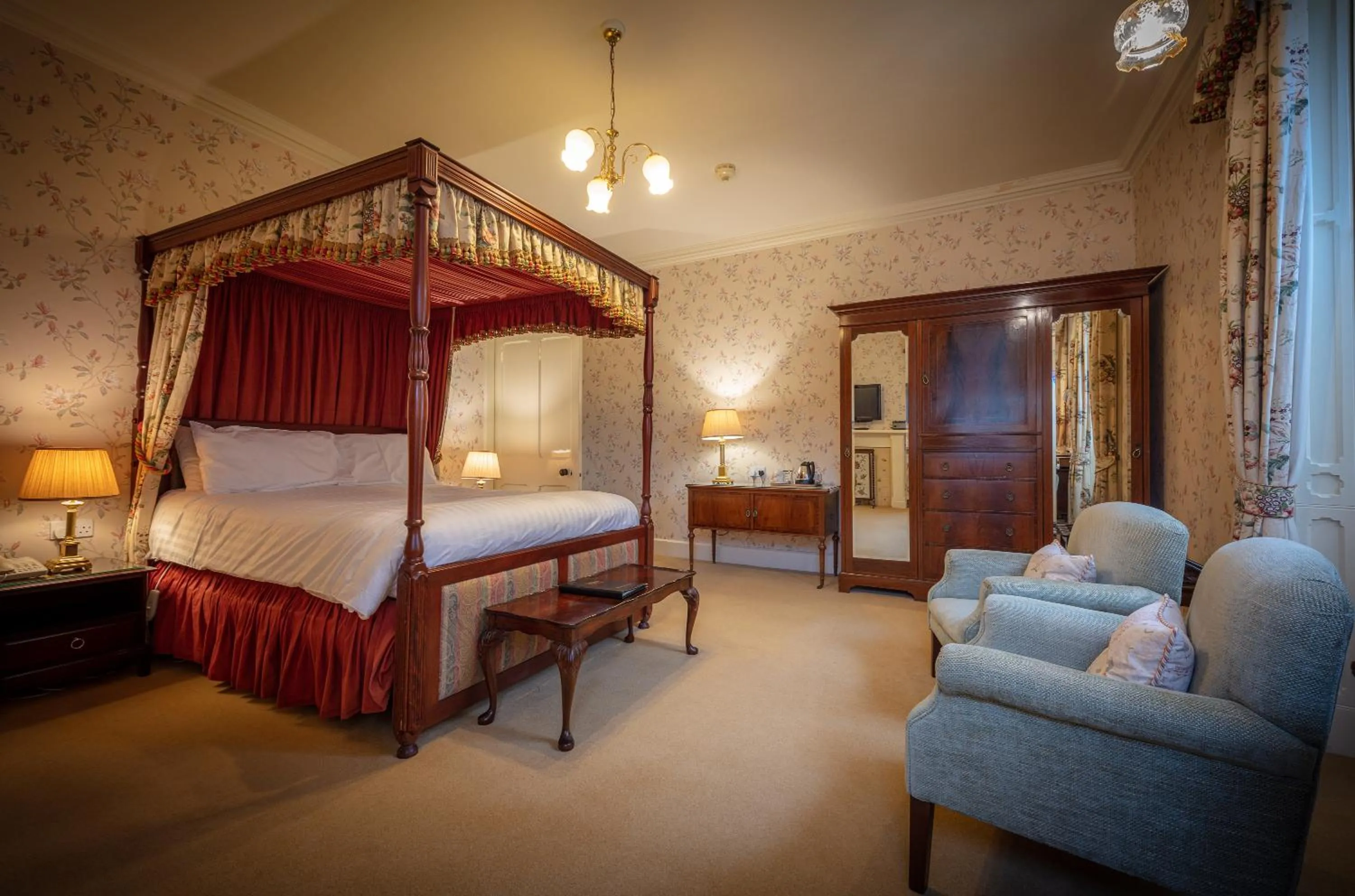 Bedroom, Bed in Glengarry Castle Hotel
