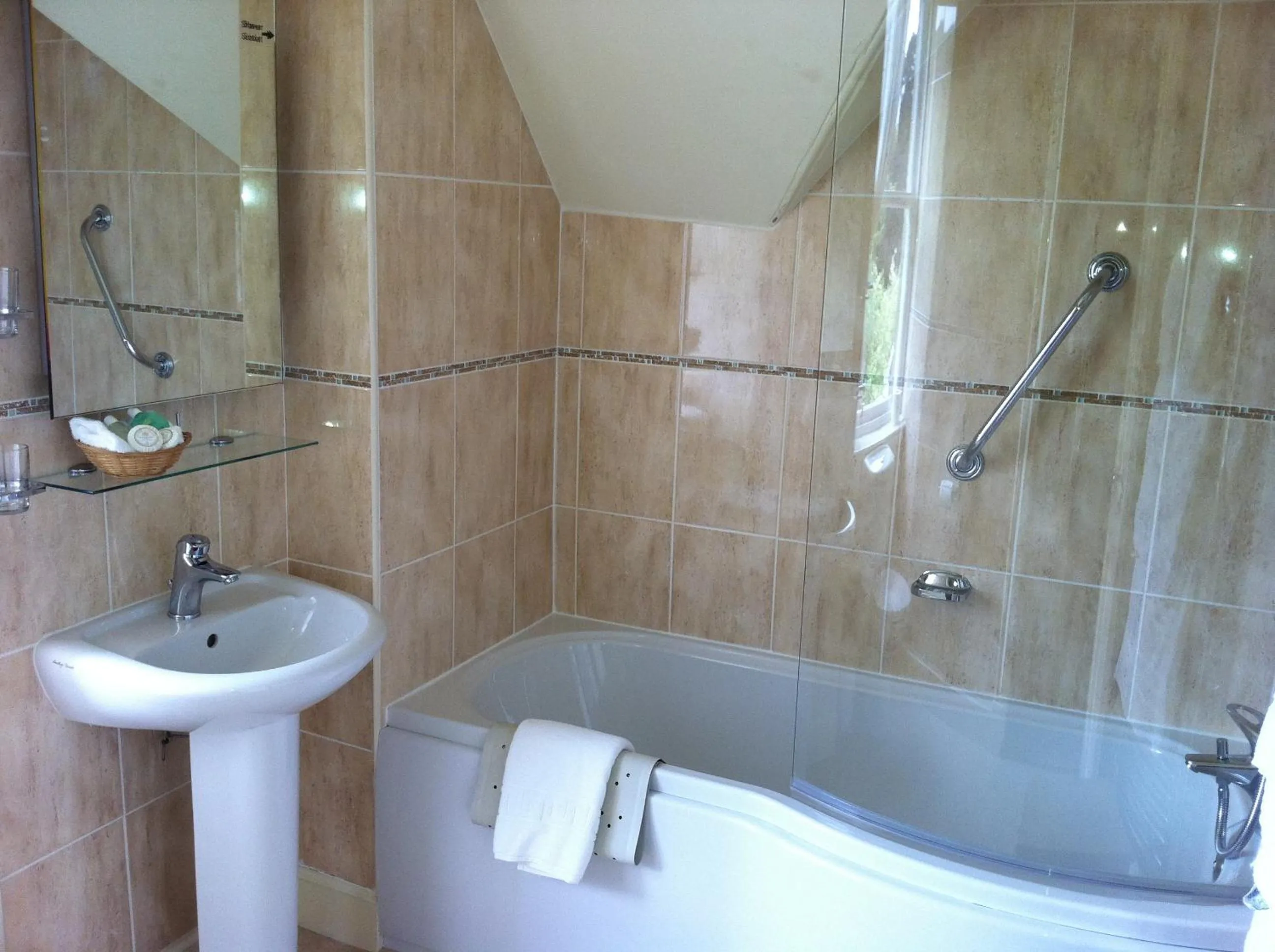 Shower in Glengarry Castle Hotel