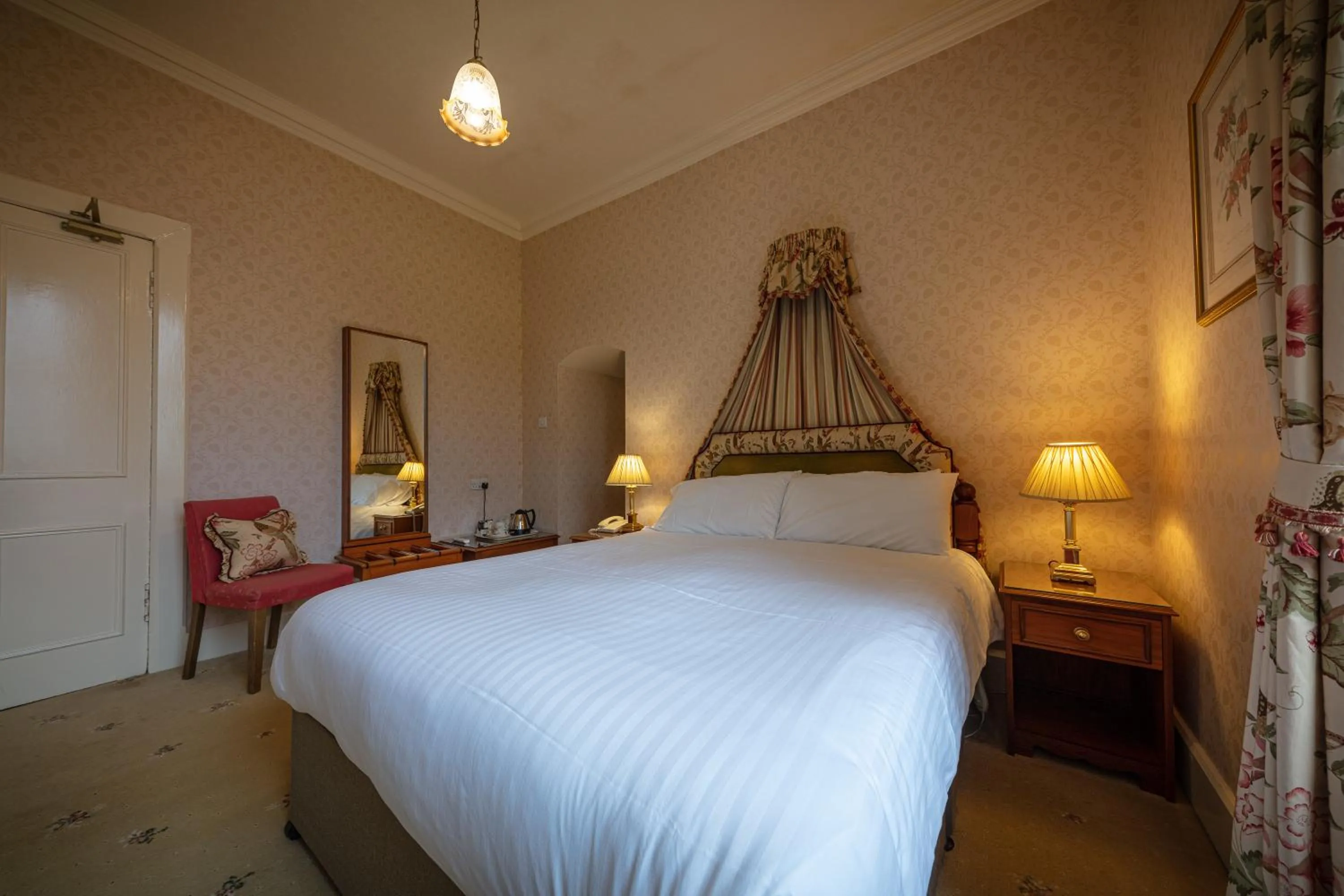 Bedroom, Bed in Glengarry Castle Hotel