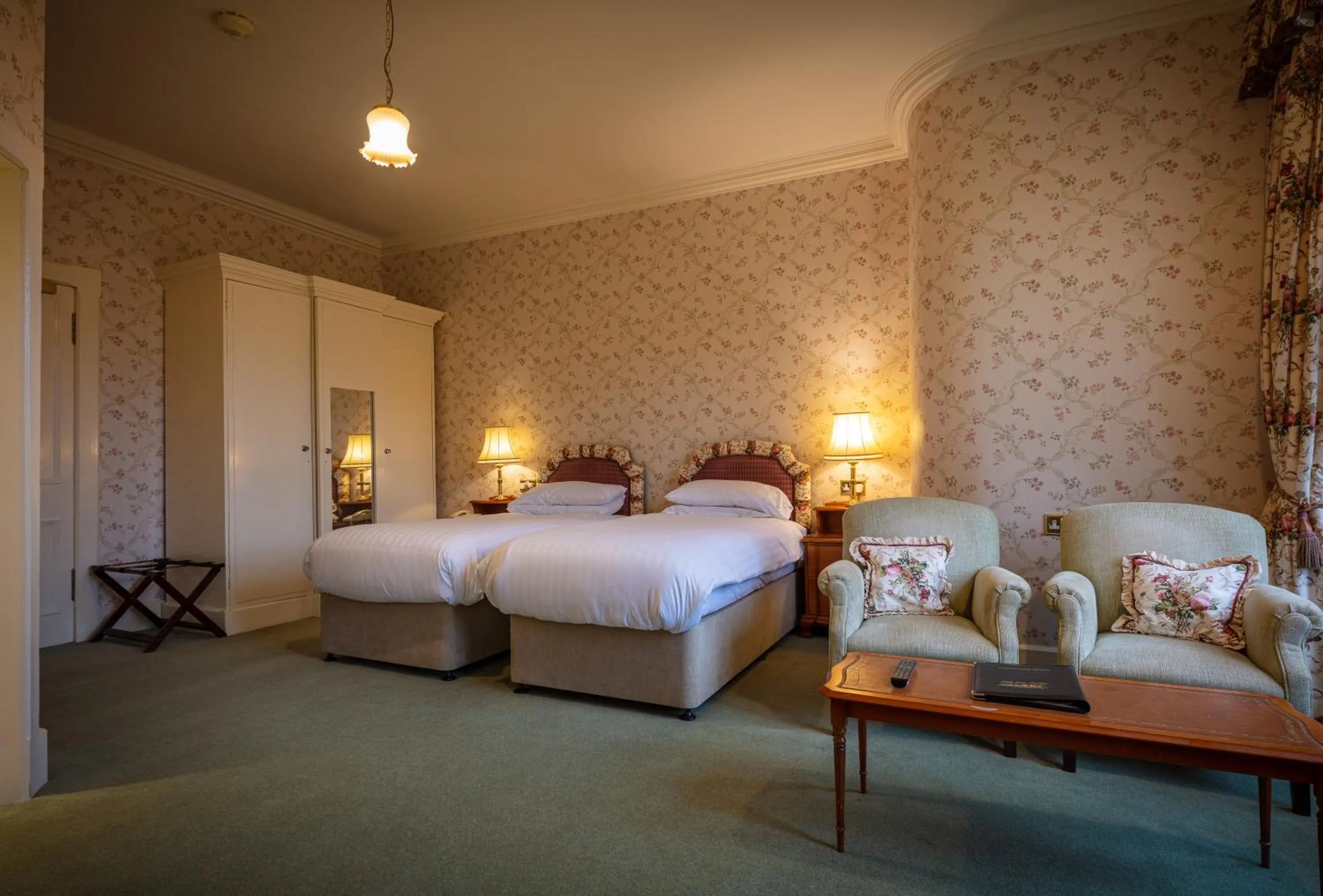 Bedroom, Bed in Glengarry Castle Hotel