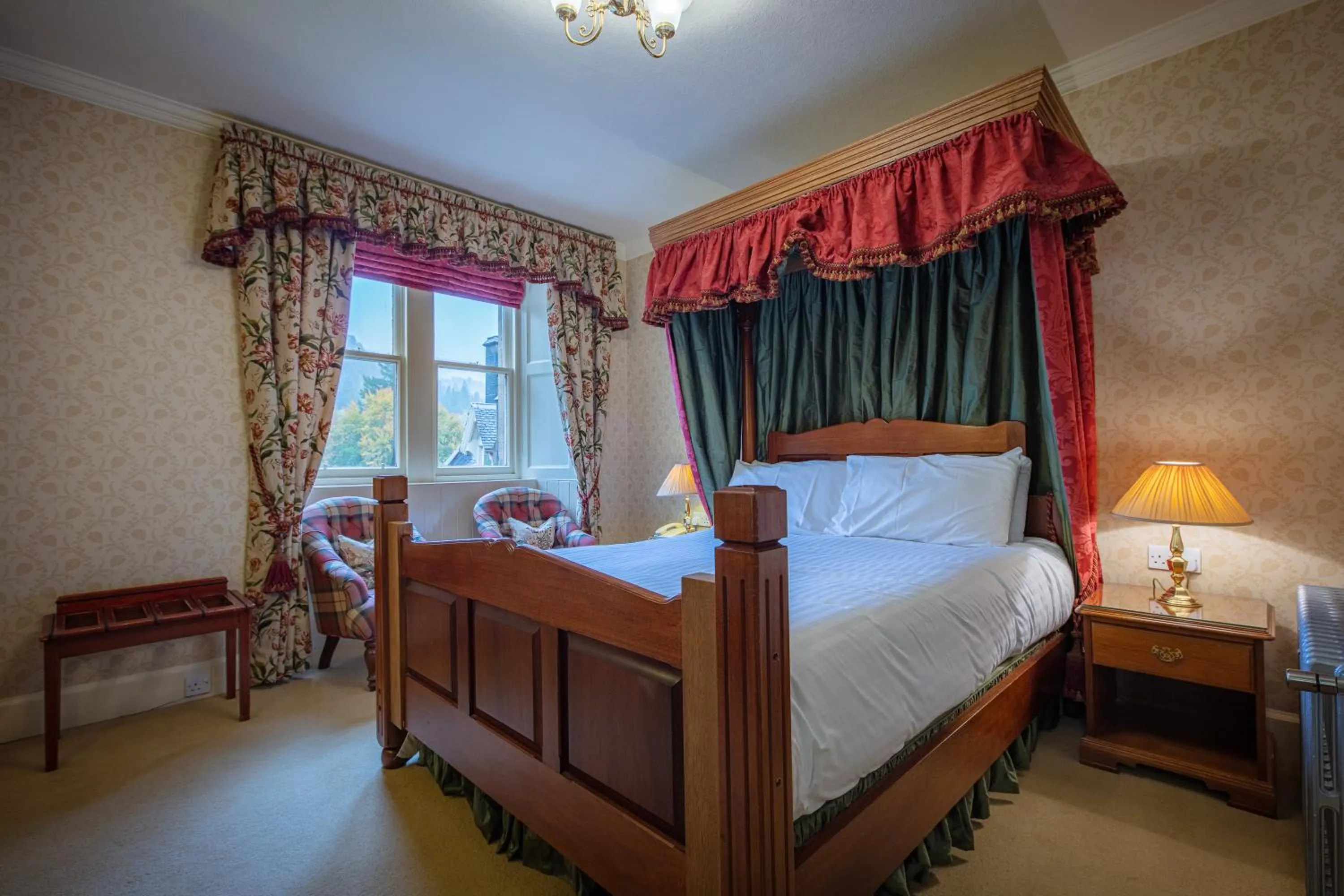 Bedroom, Bed in Glengarry Castle Hotel