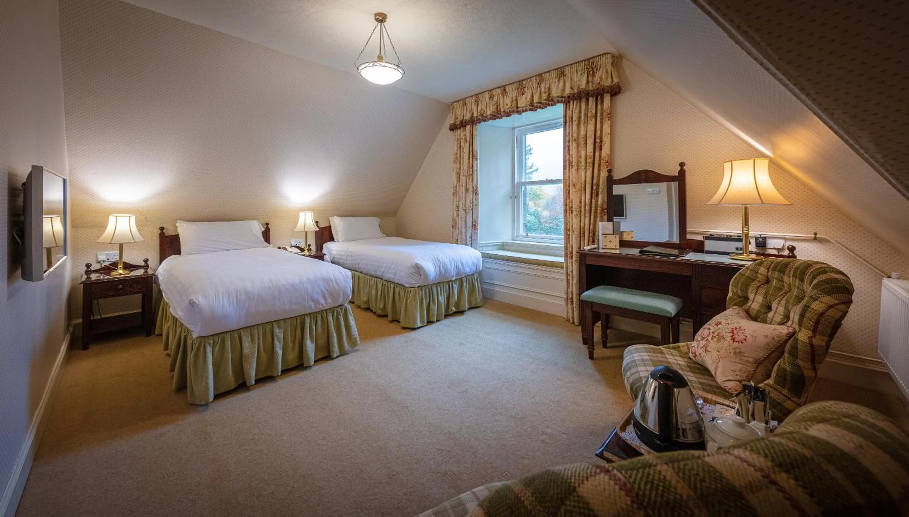 Bedroom, Bed in Glengarry Castle Hotel