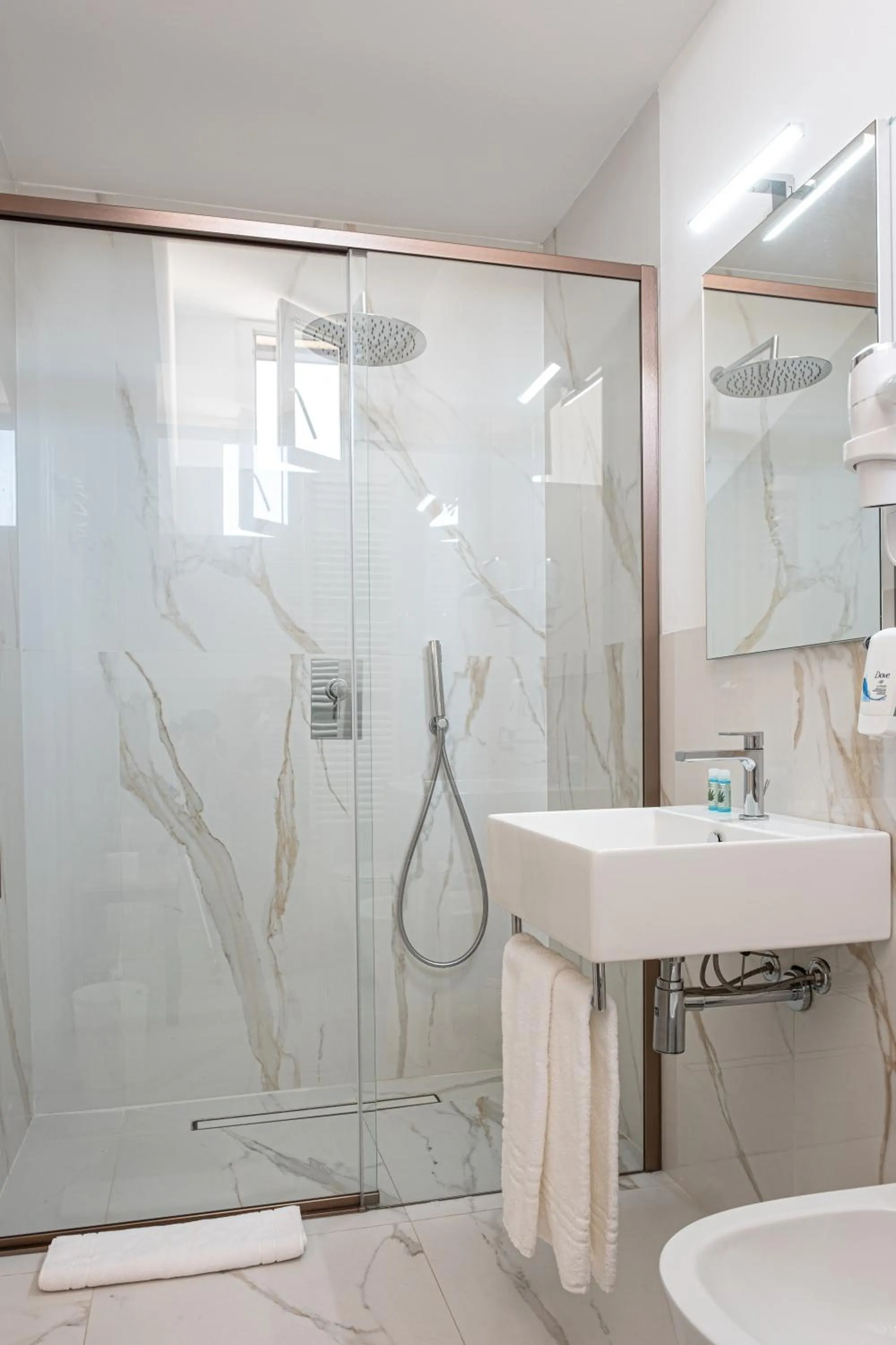 Bathroom in Cuneo Hotel