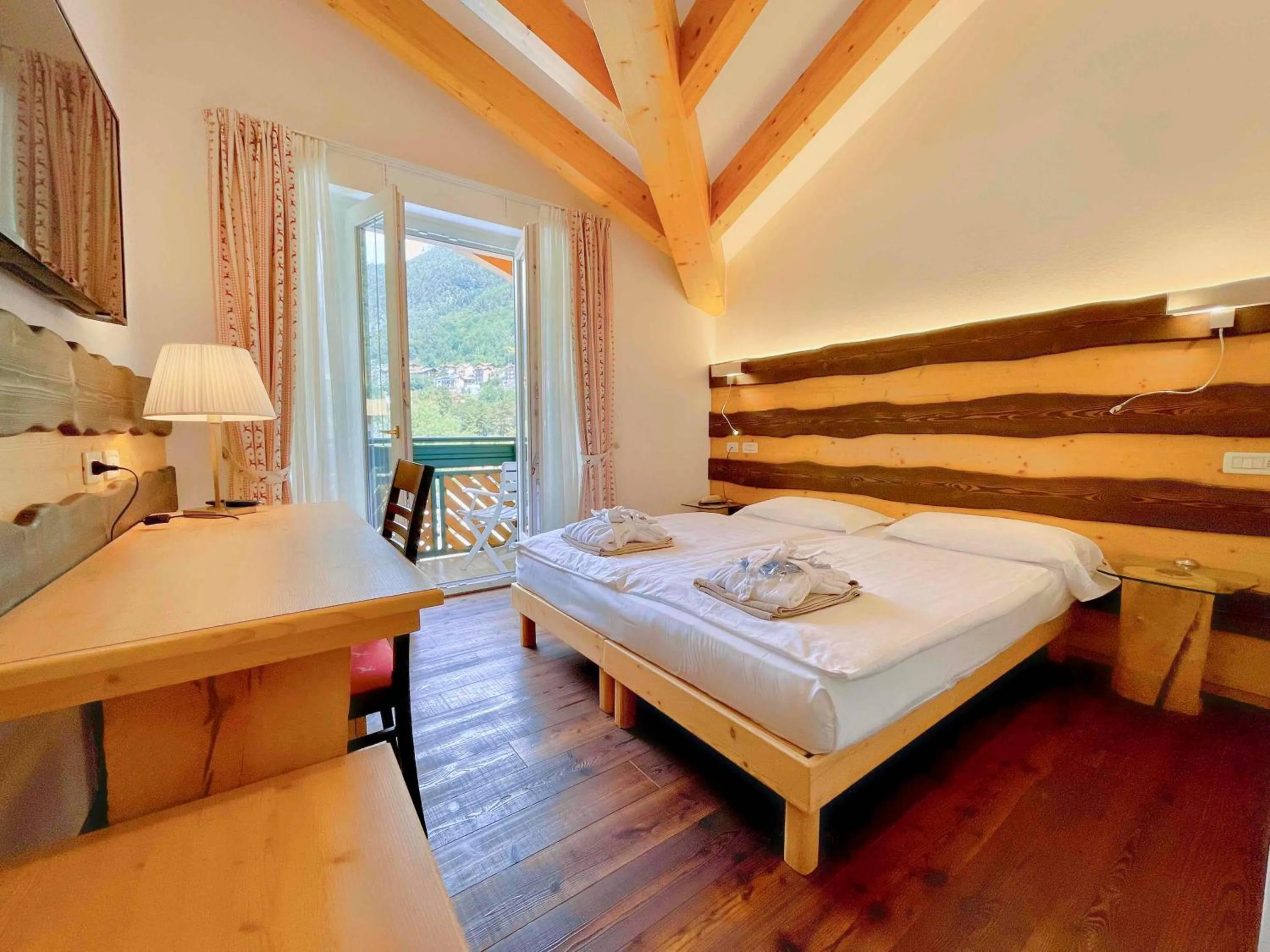 Bed in Alledolomiti Boutique Lake Hotel - Adults friendly