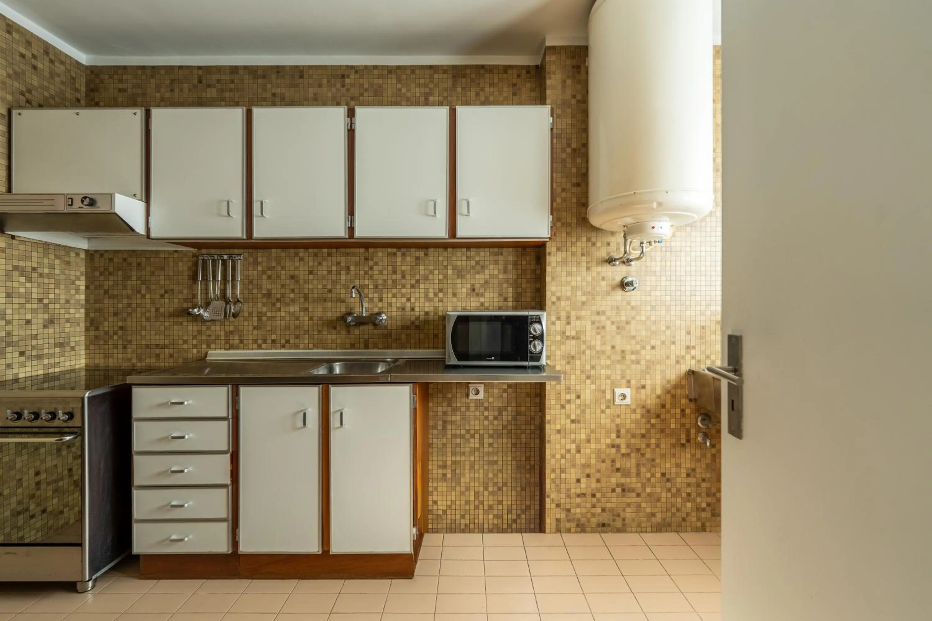 kitchen in Hotel Apartamento Solverde