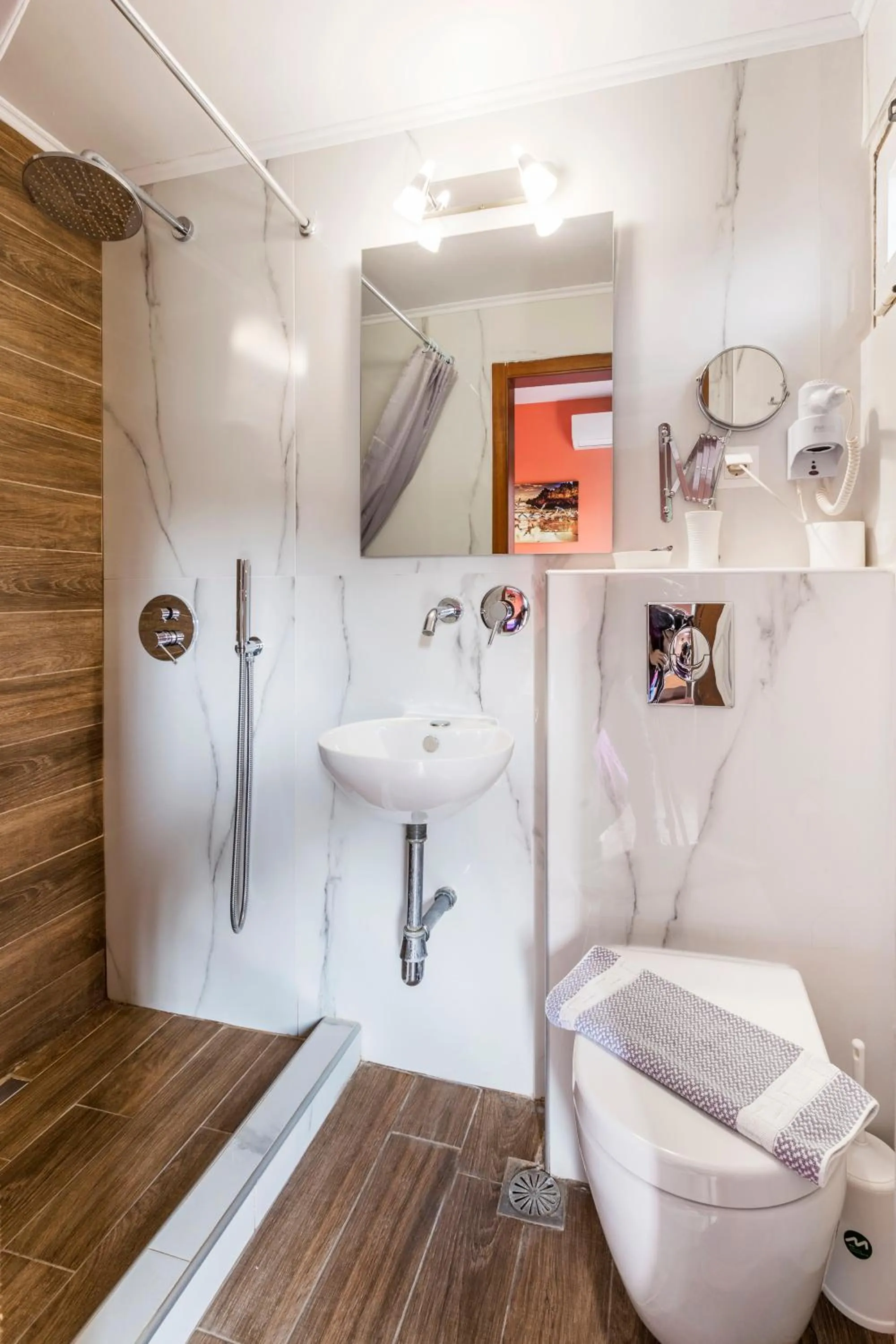 Shower in Hotel Almira