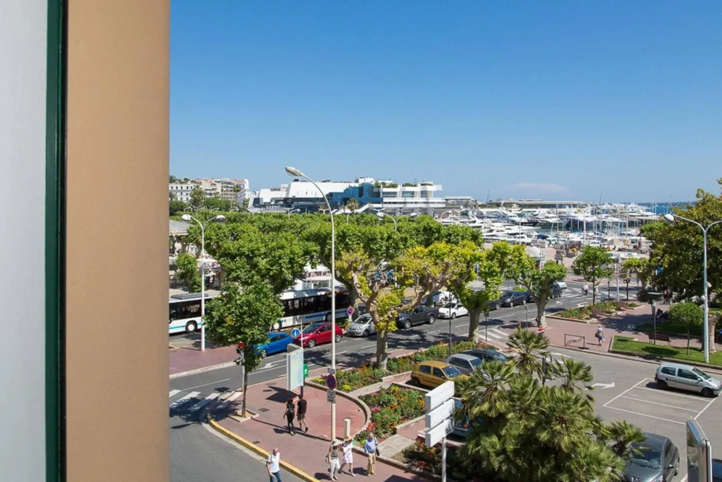 Pure & chic 2beds/2baths in centre!