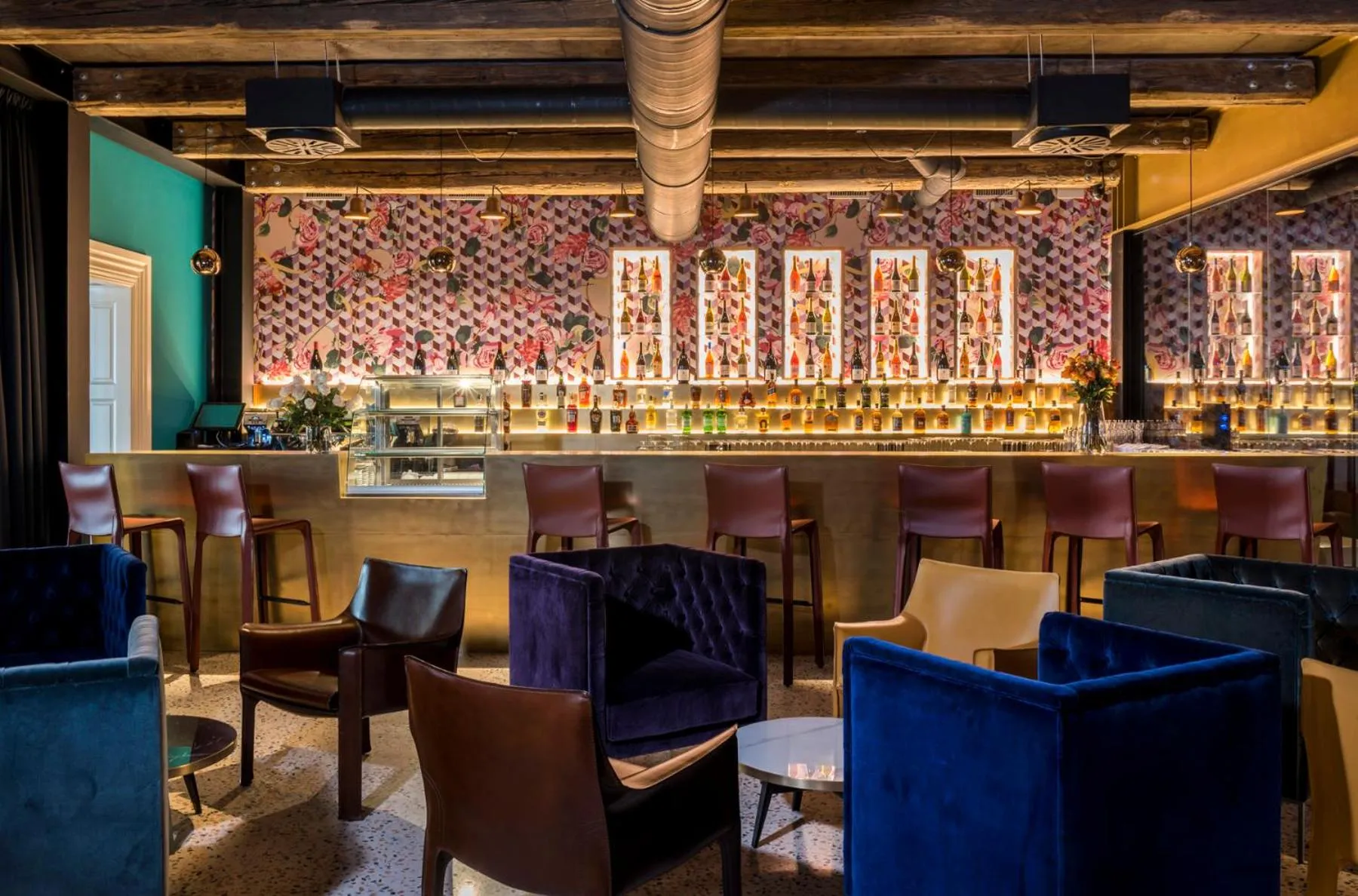 Lounge or bar in Winery & Design hotel ROXANICH