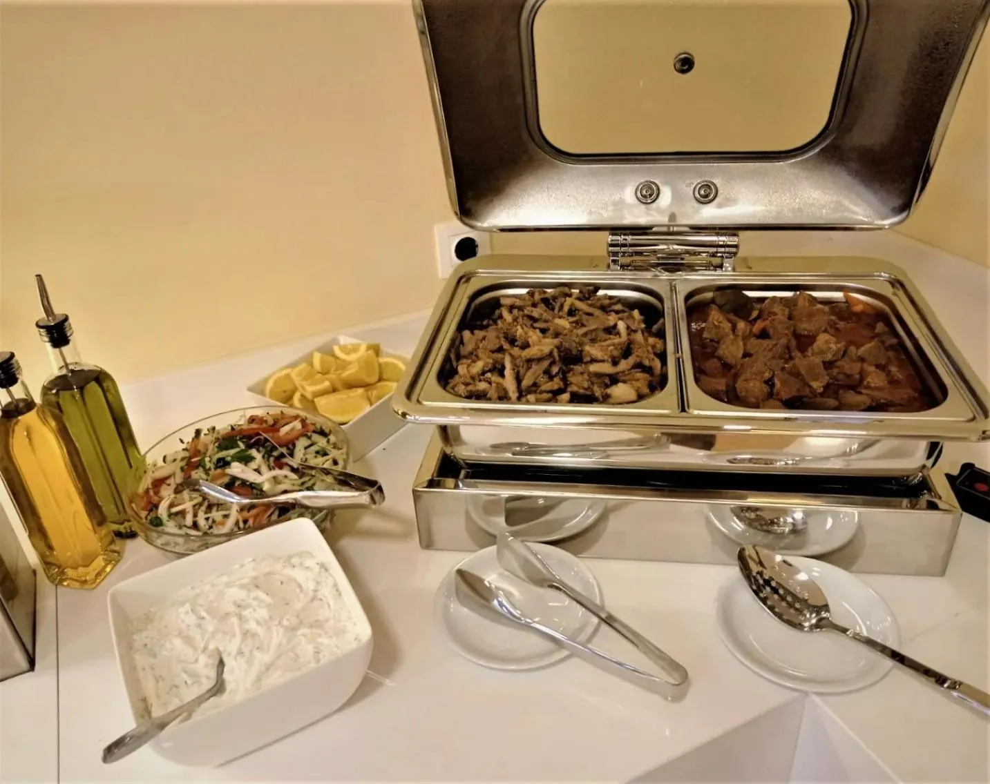 Restaurant/places to eat in Apollon Hotel