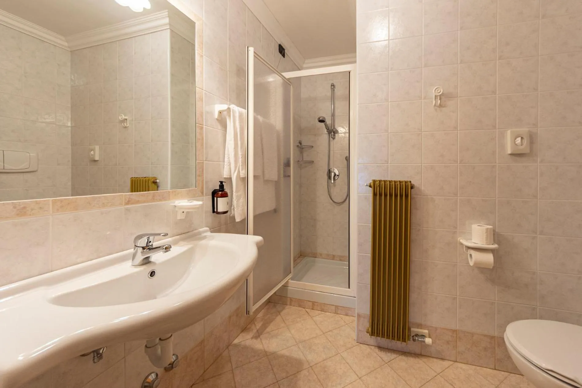 Bathroom in Flos Hotel