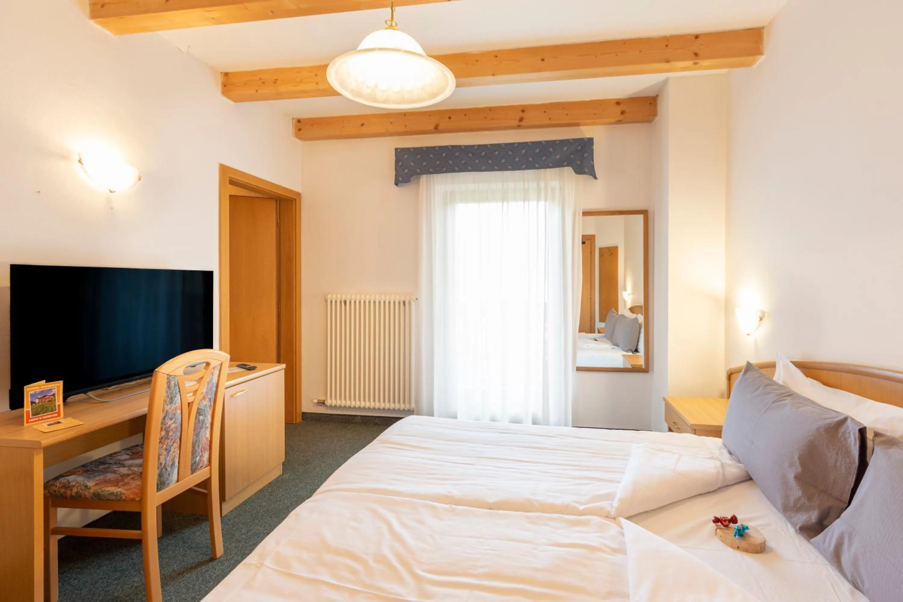 Bedroom, Bed in Flos Hotel