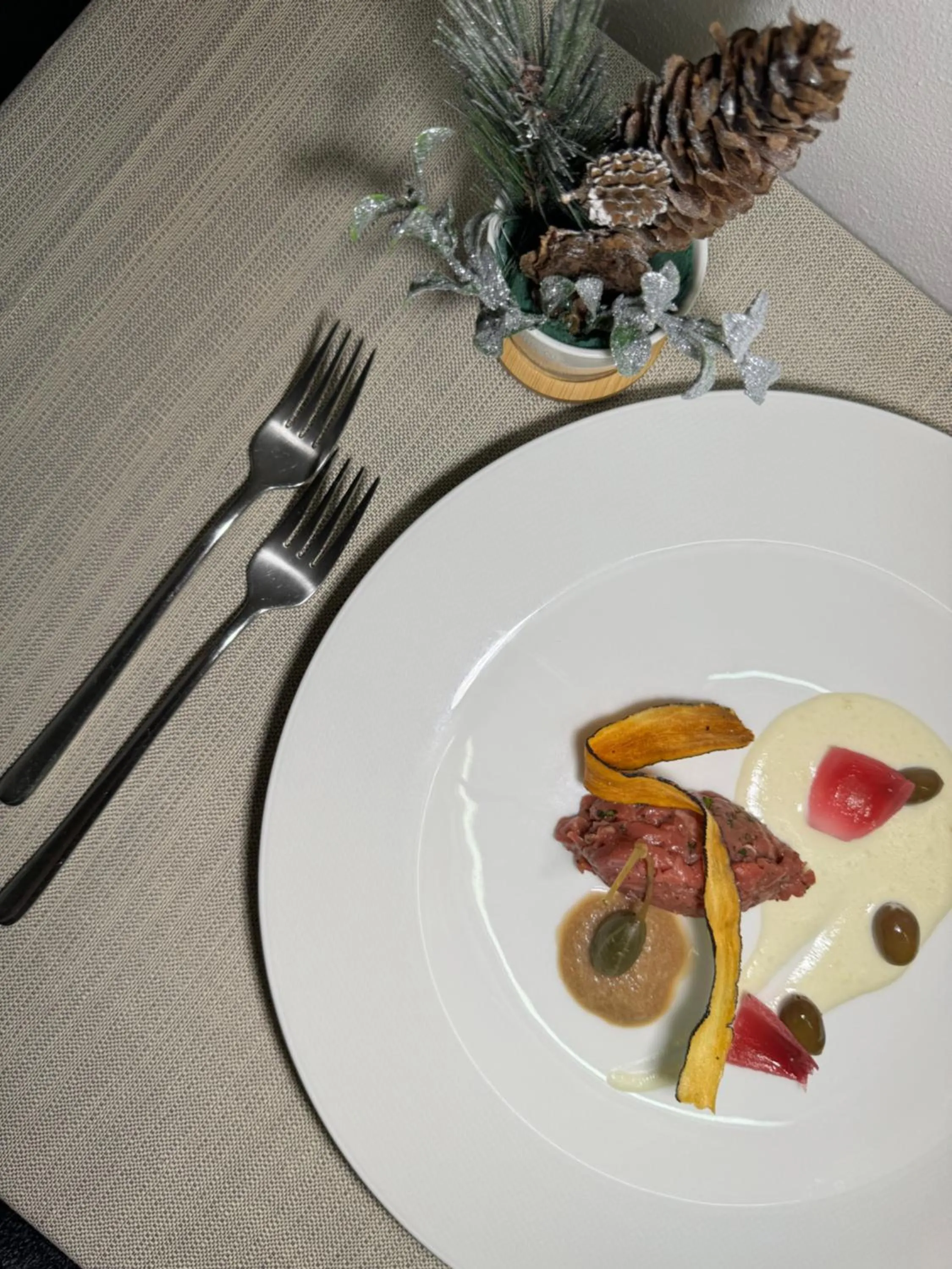 Restaurant/places to eat in Flos Hotel