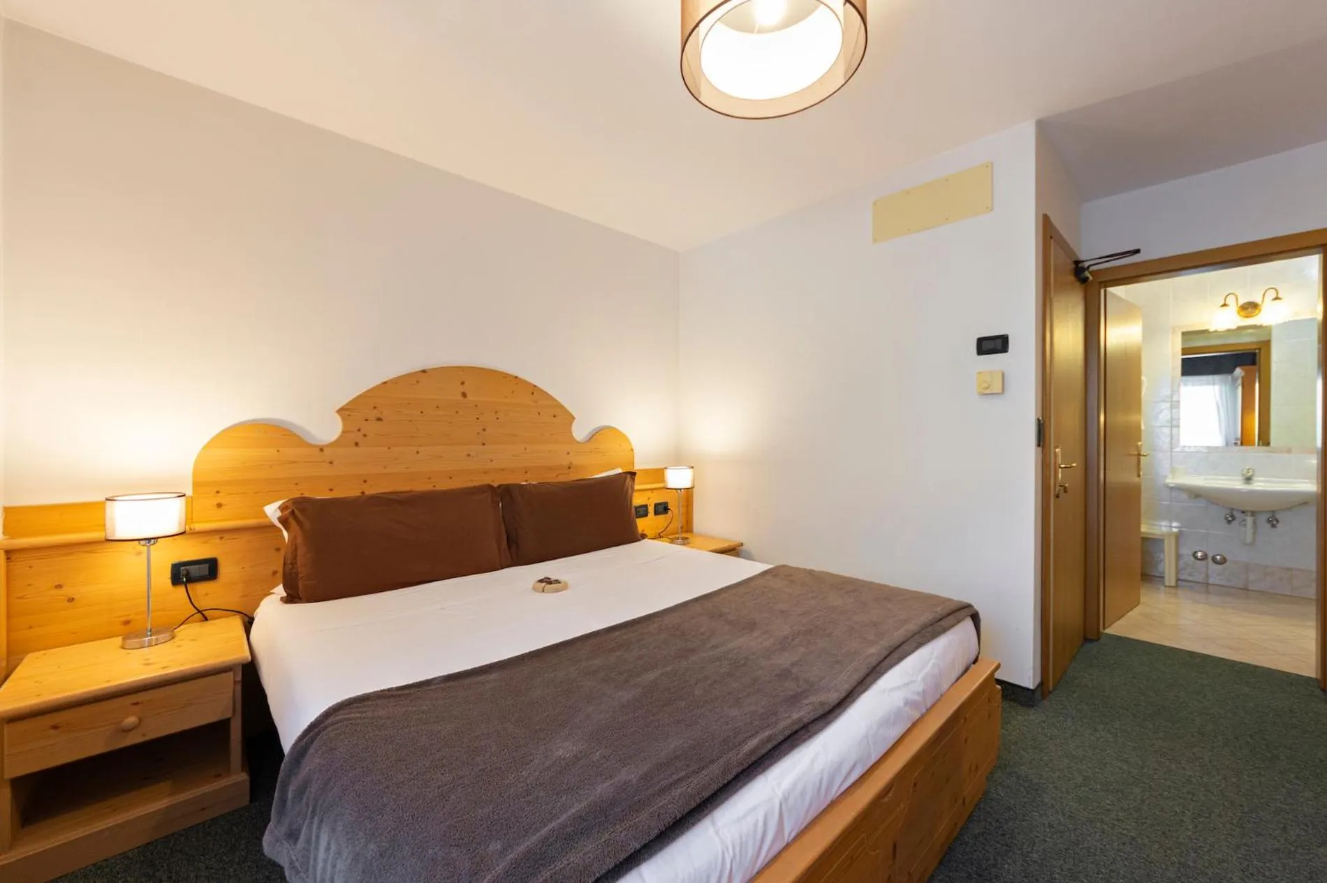 Bedroom, Bed in Flos Hotel