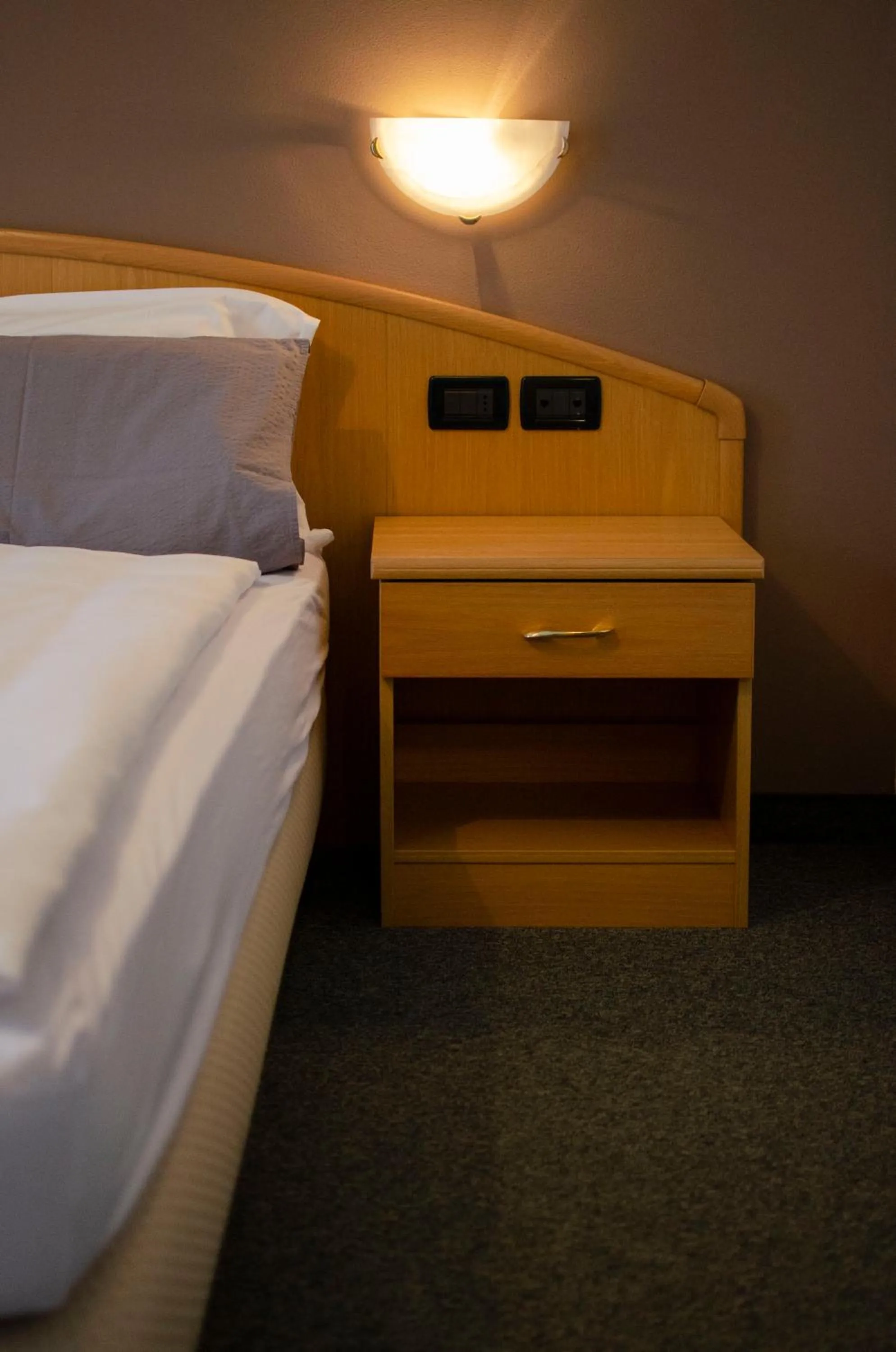 Bedroom, Bed in Flos Hotel