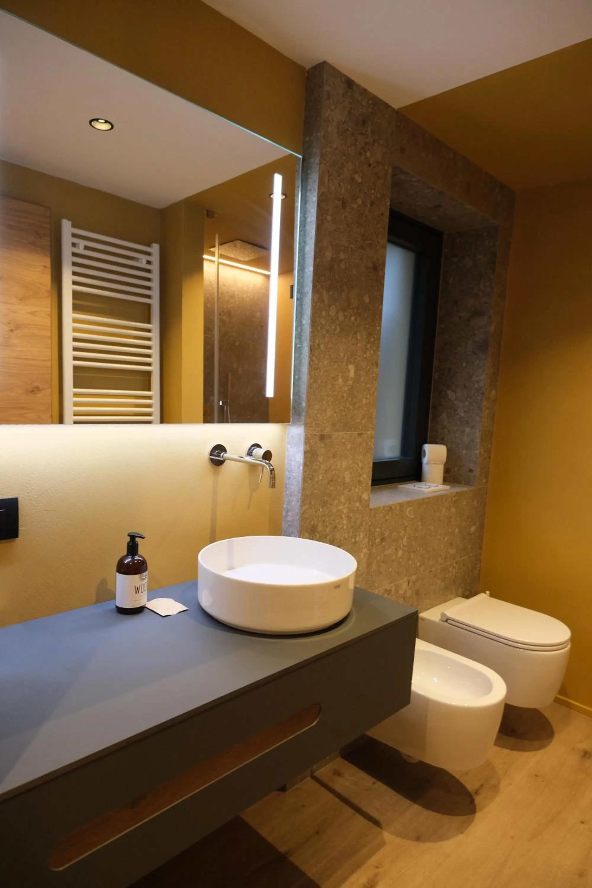 Bathroom in Flos Hotel