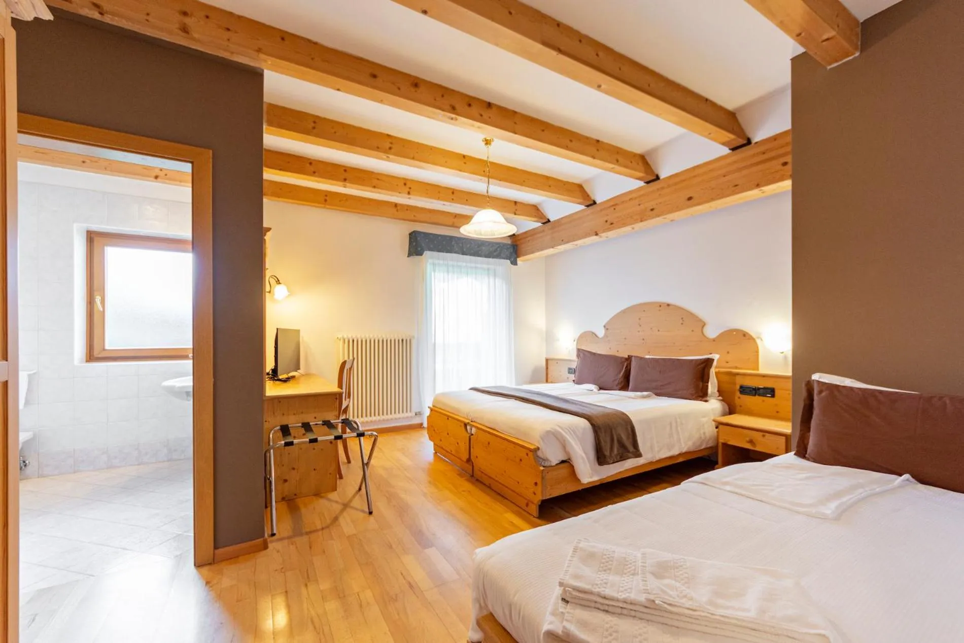 Bedroom, Bed in Flos Hotel