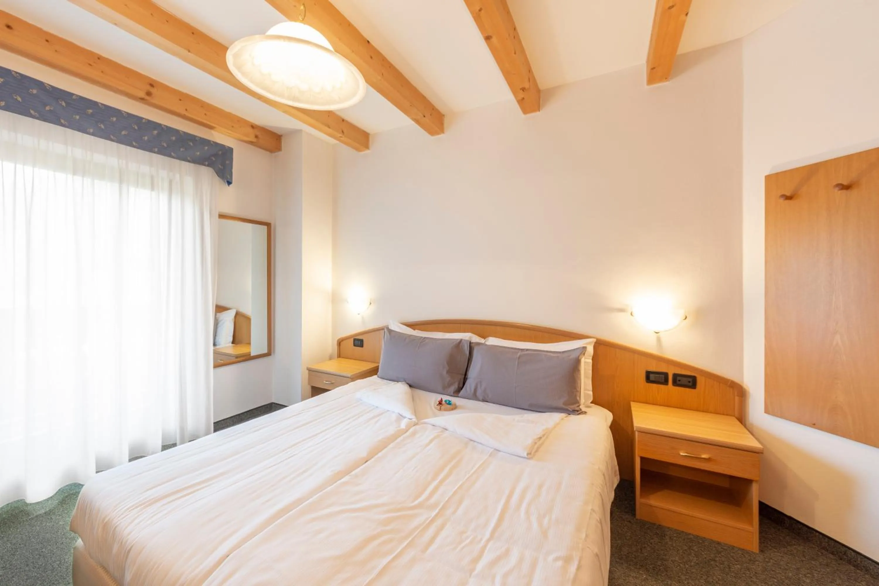 Bedroom, Bed in Flos Hotel