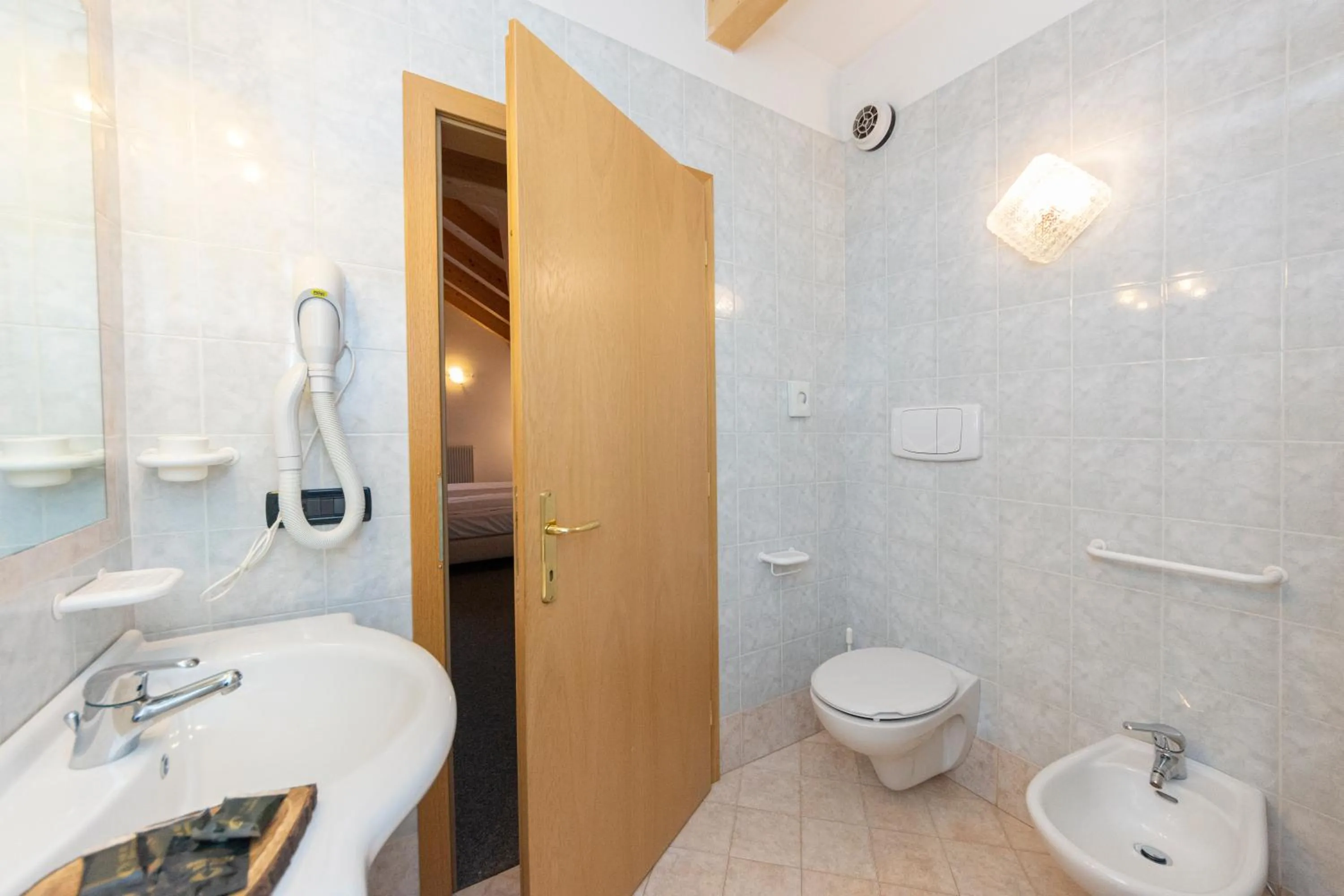 Bathroom in Flos Hotel